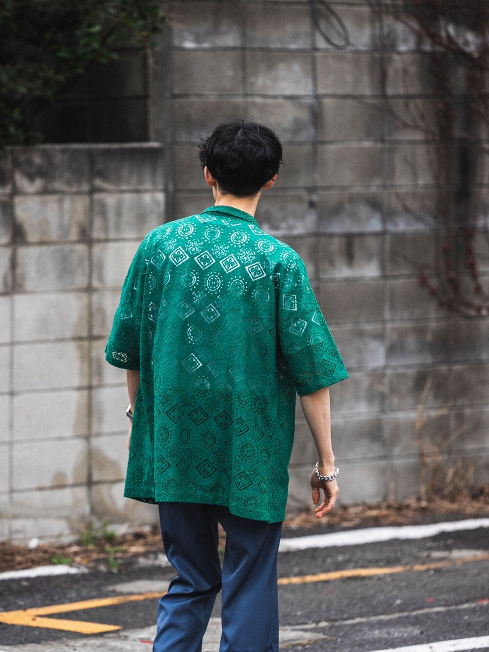 ブルー系のその他パンツ、グレー系のその他シューズ、ブラック系のシャツ/ブラウスを着用したメンズの春コーディネートの3枚目の写真