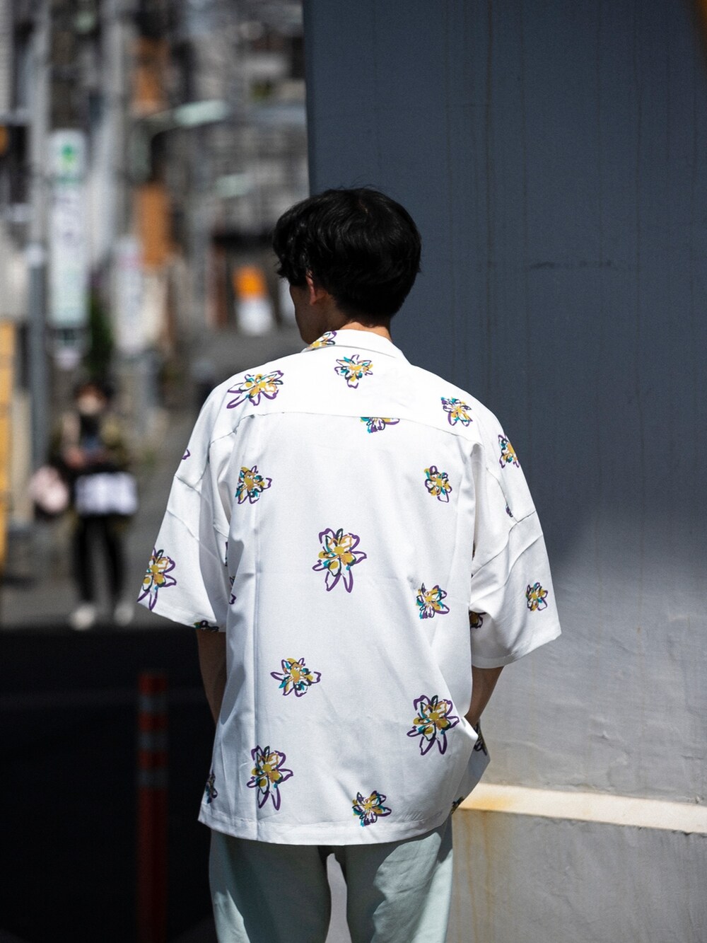 グレー系のその他パンツ、ブラック系のシャツ/ブラウスを着用したメンズの春コーディネートの4枚目の写真