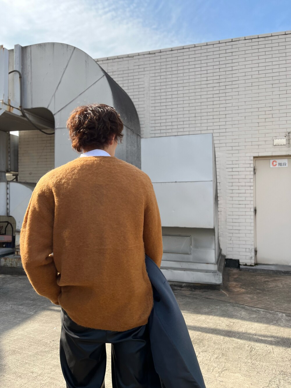 ブラック系のその他パンツ、イエロー系のカーディガン/ボレロ、ブルー系のその他アウターを着用したメンズの冬コーディネートの5枚目の写真