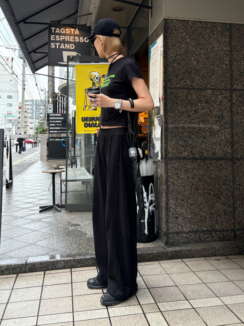 ブラック系のTシャツ/カットソー、ブラック系のスウェットパンツ、ブラック系のスニーカーを着用したレディースの夏コーディネートの2枚目の写真