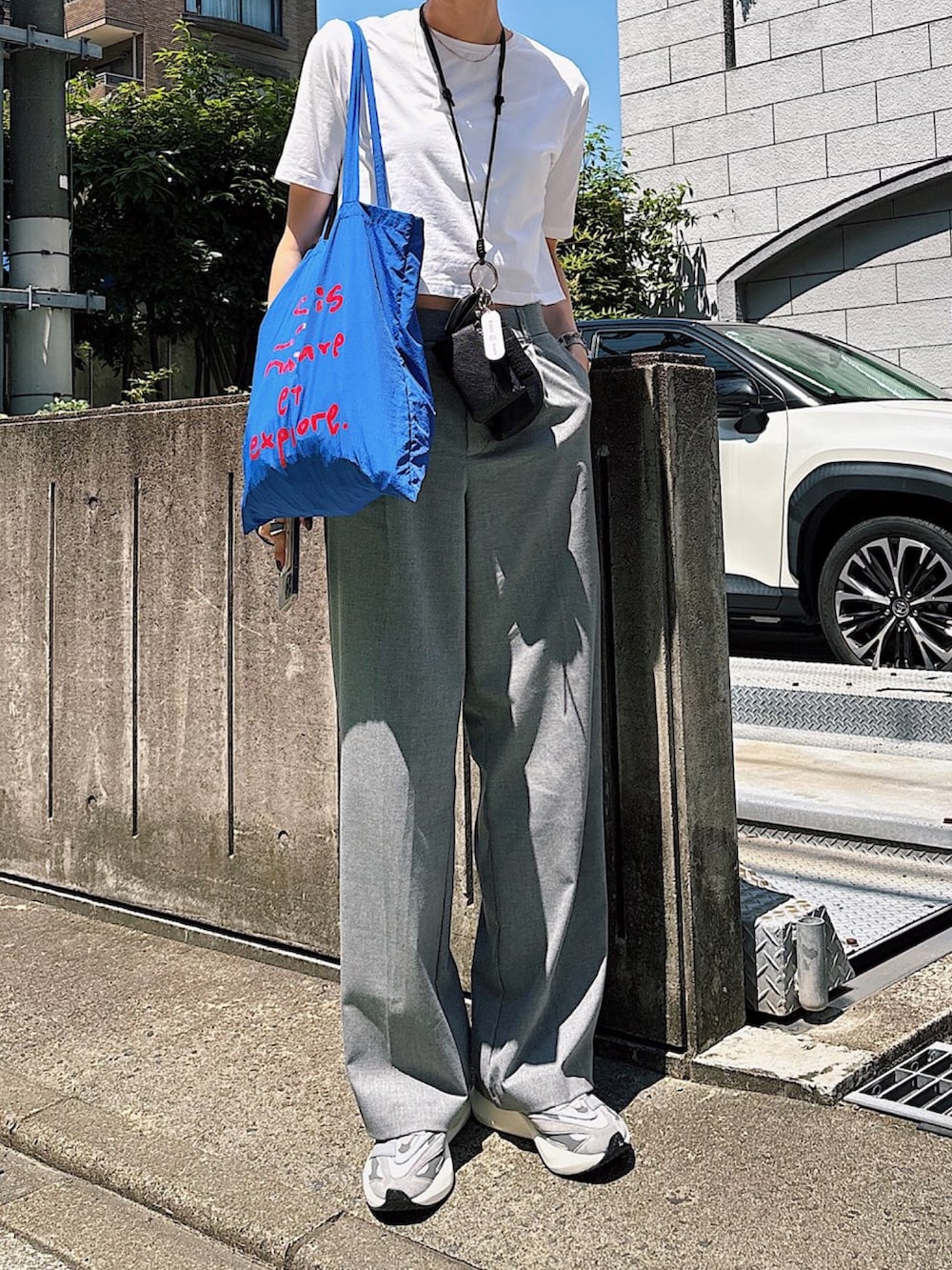 ホワイト系のTシャツ/カットソー、グレー系のスニーカーを着用したレディースの夏コーディネートの2枚目の写真