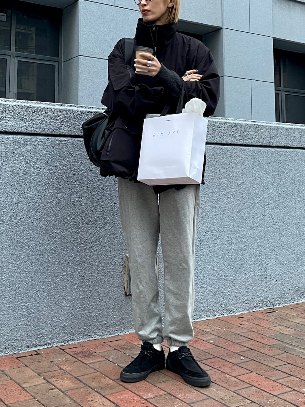 「シンプルスタイル、大人コーデ、高身長女子、高身長コーデ、休日コーデ、休日スタイル、スウェット、オトナカジュアル、オトナ女子、大人カジュアル、スニーカーコーデ、スニーカー、モノトーンコーデ、カジュアル、秋冬コーデ」｜「RIM.ARKの【PRE ORDER】2way style backpack ツーウェイスタイルバックパック（ショルダーバッグ、ブラック系）」を使った、maichinさん（レディース・178cm）の冬コーディネートの2枚目の写真