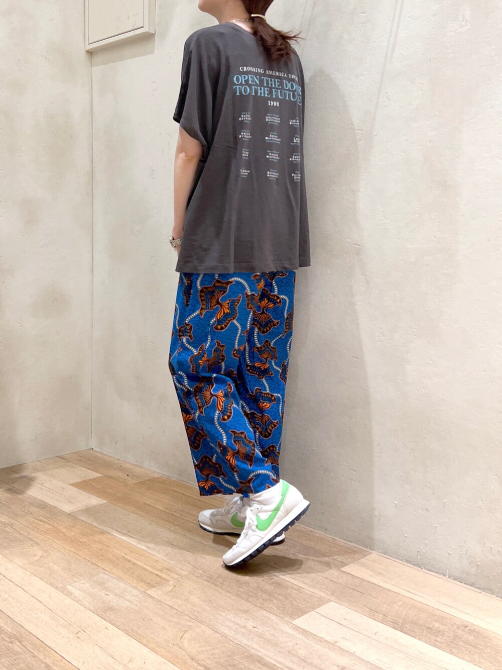 「夏コーデ、休日スタイル、楽チンコーデ、大人カジュアル、プリントT、イージーパンツ、柄パンツ、NIKE、スニーカー、チャオパニックティピー(CIAOPANIC TYPY)、高身長女子、骨格ウェーブ、30代コーデ」｜「CIAOPANIC TYPYの綿麻バックプリントBIGTEE（Tシャツ/カットソー、グレー系）」を使った、タカシマさん（レディース・169cm）の夏コーディネートの3枚目の写真