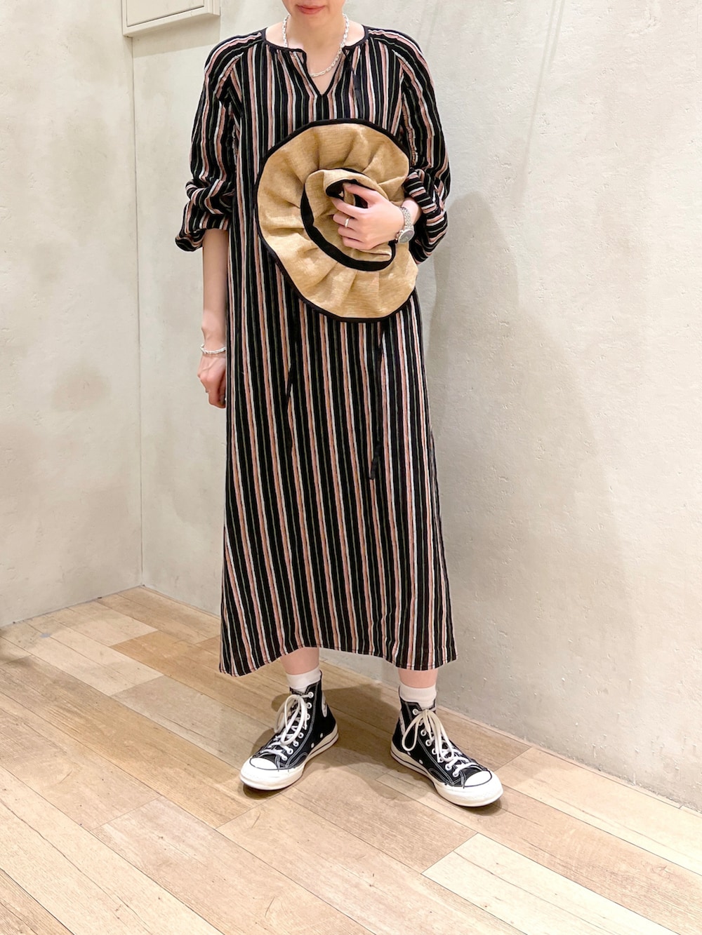 ブラック系のワンピース、ベージュ系のハットを着用したレディースの春コーディネートの3枚目の写真