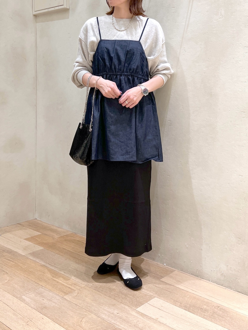 「秋コーデ、大人カジュアル、シンプルコーデ、レイヤードスタイル、ニット、チュニック、スカート、バレエシューズ、ショルダーバッグ、高身長女子、骨格ウェーブ、30代」｜「CIAOPANIC TYPYの【お気に入り数6.6万人突破】スウェットライクボリュームスリーブニット（ニット/セーター、ベージュ系）」を使った、タカシマさん（レディース・169cm）の秋コーディネートの3枚目の写真