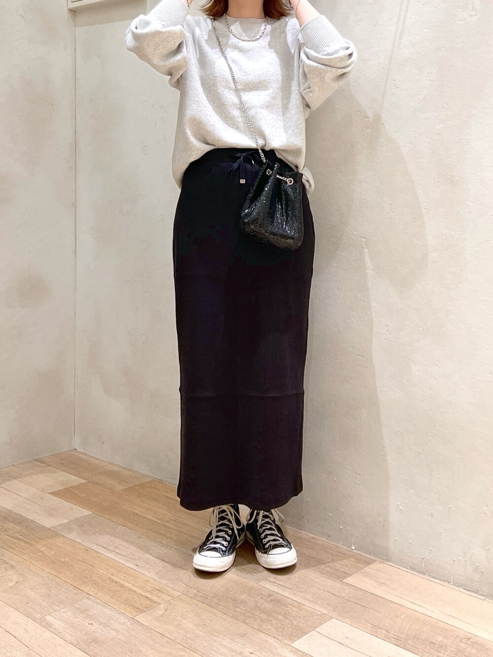 「秋コーデ、大人カジュアル、シンプルコーデ、ニット、リブスカート、シャイニー、ショルダーバッグ、スニーカー、プチプラ、高身長女子、骨格ウェーブ、30代」｜「CIAOPANIC TYPYの【お気に入り数6.6万人突破】スウェットライクボリュームスリーブニット（ニット/セーター、ベージュ系）」を使った、タカシマさん（レディース・169cm）の秋コーディネートの3枚目の写真