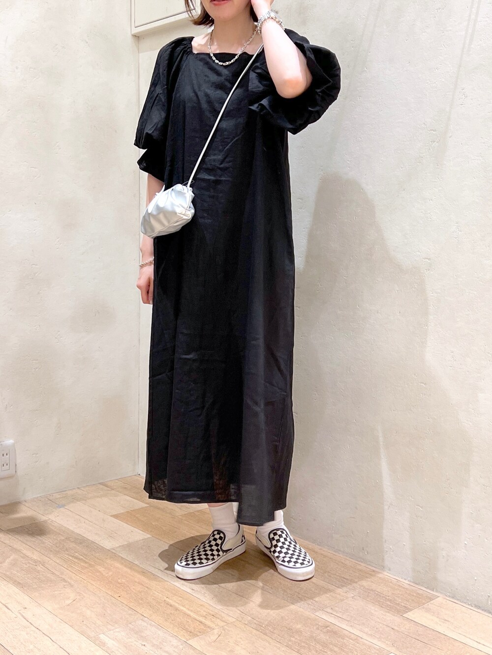 「夏コーデ、シンプルスタイル、大人コーデ、ラクチンコーデ、大人カジュアル、ワンピース、アツいコーデ全部見せ、高身長女子、骨格ウェーブ、30代コーデ」｜「CIAOPANIC TYPYのボリュームスリーブオフショルリネン混ワンピース（ワンピース、ブラック系）」を使った、タカシマさん（レディース・169cm）の夏コーディネートの2枚目の写真