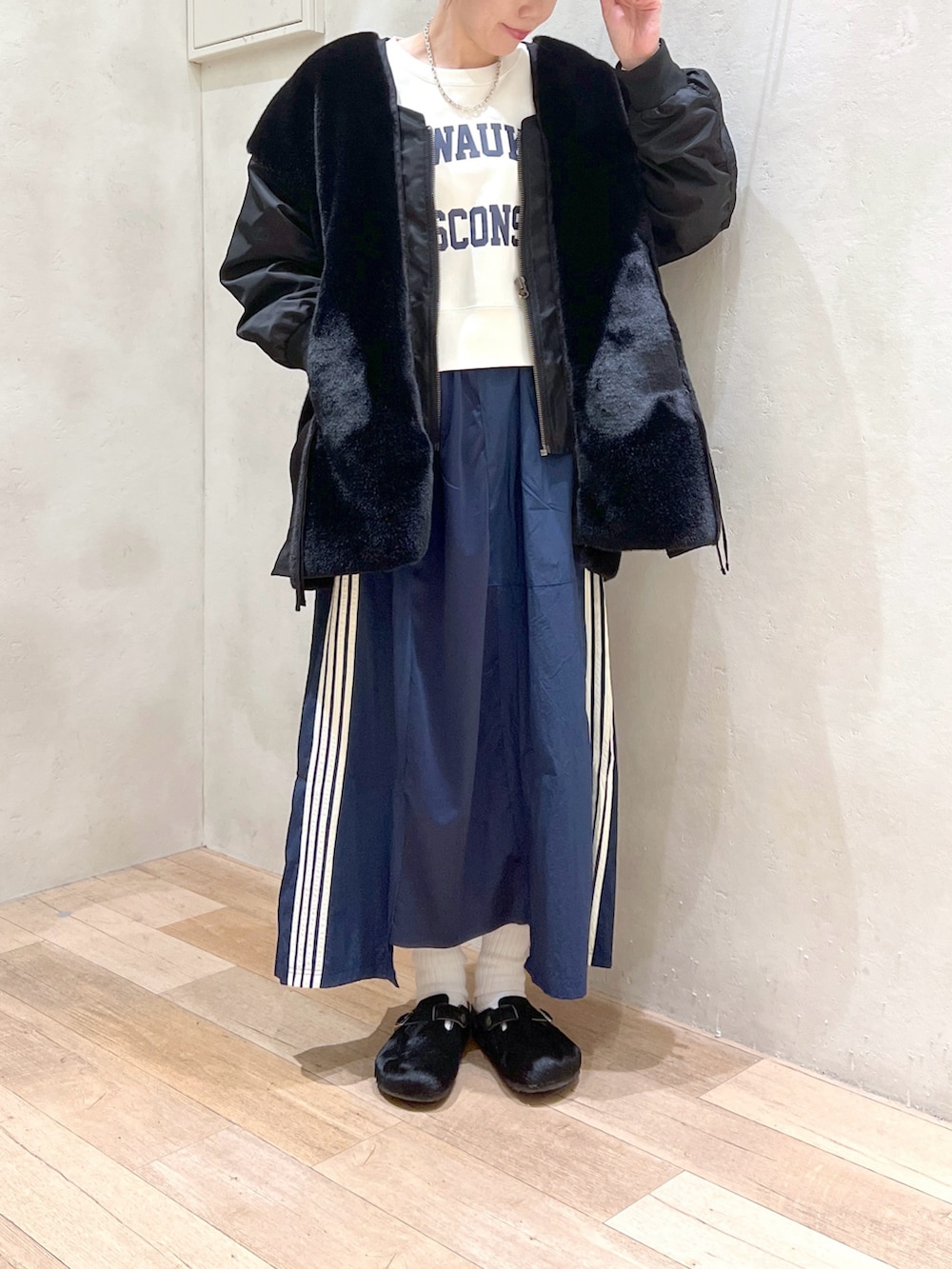 「大人カジュアル、シンプルコーデ、スウェット、スカート、ジャケット、ファーコート、リメイク、チャオパニックティピー(CIAOPANIC TYPY)、etsinta、高身長女子、骨格ウェーブ、30代」｜「CIAOPANIC TYPYのきれいめクロップド丈カレッジスウェット（スウェット、ホワイト系）」を使った、タカシマさん（レディース・169cm）の秋コーディネートの4枚目の写真