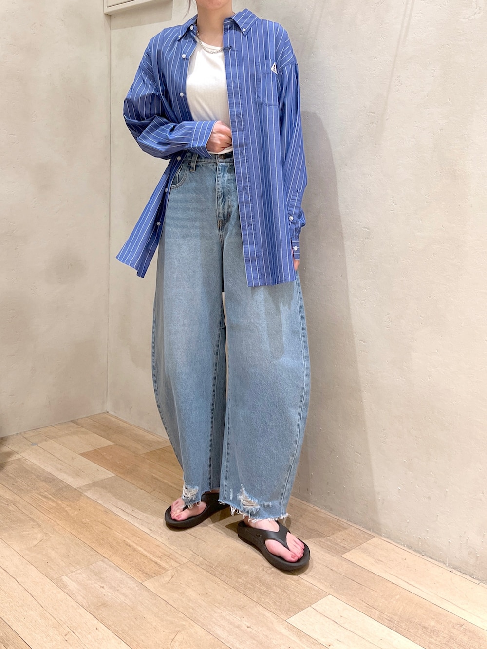 「初夏コーデ、シンプルコーデ、カジュアルコーデ、ストライプシャツ、デニム、カーブパンツ、ダメージデニム、oofos、チャオパニックティピー(CIAOPANIC TYPY)、大人カジュアル、高身長女子、30代コーデ、ワントーンコーデ」｜「CIAOPANIC TYPYの□【ヒルナンデス/伊藤舞アナ着用アイテム】2WAY配色ステッチリブタンクトップ（タンクトップ、ホワイト系）」を使った、タカシマさん（レディース・169cm）の夏コーディネートの5枚目の写真