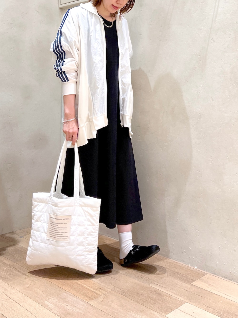 「秋コーデ、大人カジュアル、簡単コーデ、ワンピース、トラックジャケット、ジャージ、トートバッグ、モノトーン、チャオパニックティピー(CIAOPANIC TYPY)、etsinta、ビルケンシュトック、プチプラ、高身長女子、骨格ウェーブ、30代」｜「etsintaの【新色追加】【etsinta/エシンタ】リメイクジャージトラックジャケット（ジャージ、ホワイト系）」を使った、タカシマさん（レディース・169cm）の秋コーディネートの5枚目の写真