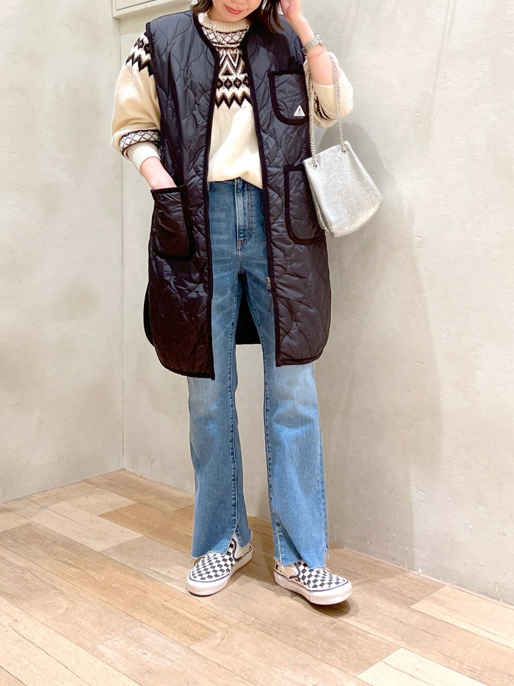 「秋冬コーデ、大人カジュアル、シンプルコーデ、ニット、ノルディック柄、ベスト、キルティング、デニム、ショルダーバッグ、スニーカー、チャオパニックティピー(CIAOPANIC TYPY)、GEVACO、高身長女子、骨格ウェーブ、30代」｜「GEVACOの【GEVACO/ゲバコ】ノルディックセーター（ニット/セーター、ホワイト系）」を使った、タカシマさん（レディース・169cm）の秋コーディネートの4枚目の写真