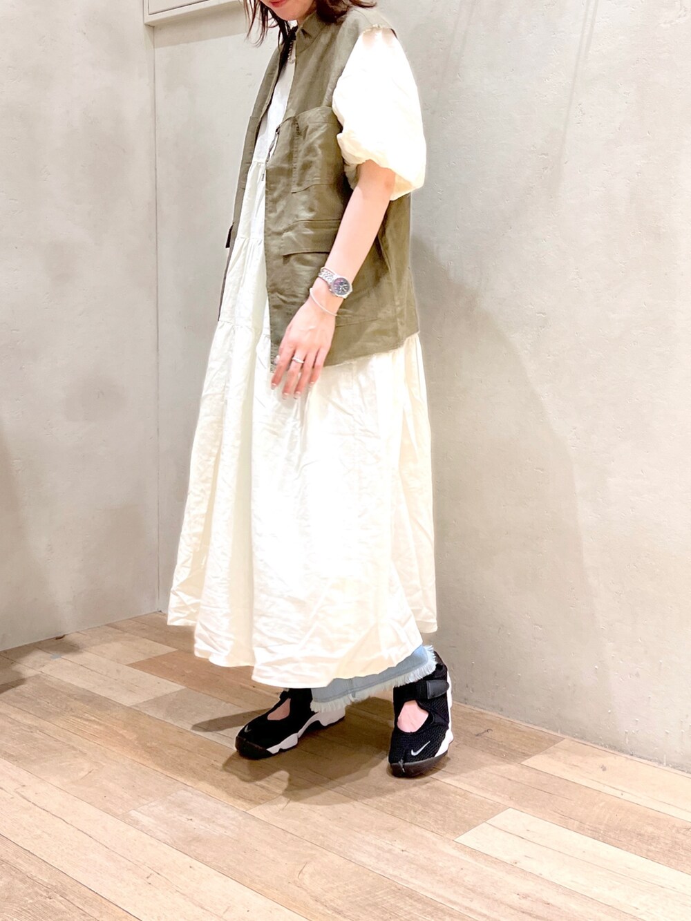 「おでかけコーデ、カジュアル、大人カジュアル、ワンピース、ベスト、ミリタリー、デニム、フリンジ、エアリフト、NIKE、チャオパニックティピー(CIAOPANIC TYPY)、高身長女子、骨格ウェーブ、30代コーデ」｜「CIAOPANIC TYPYの麻混3WAYティアードワンピース（ワンピース、ホワイト系）」を使った、タカシマさん（レディース・169cm）の夏コーディネートの3枚目の写真