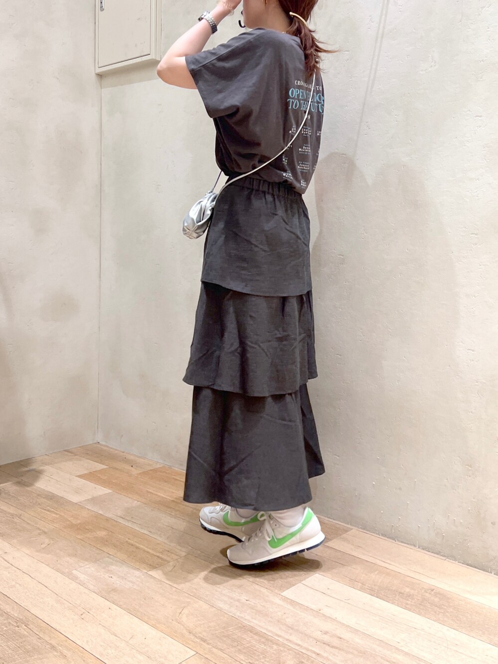 「夏コーデ、ラクチンコーデ、大人カジュアル、ワントーンコーデ、バックプリント、ティアードスカート、リネン、スニーカー、NIKE、チャオパニックティピー(CIAOPANIC TYPY)、ショルダーバッグ、高身長女子、骨格ウェーブ、30代コーデ」｜「CIAOPANIC TYPYの綿麻バックプリントBIGTEE（Tシャツ/カットソー、グレー系）」を使った、タカシマさん（レディース・169cm）の夏コーディネートの3枚目の写真