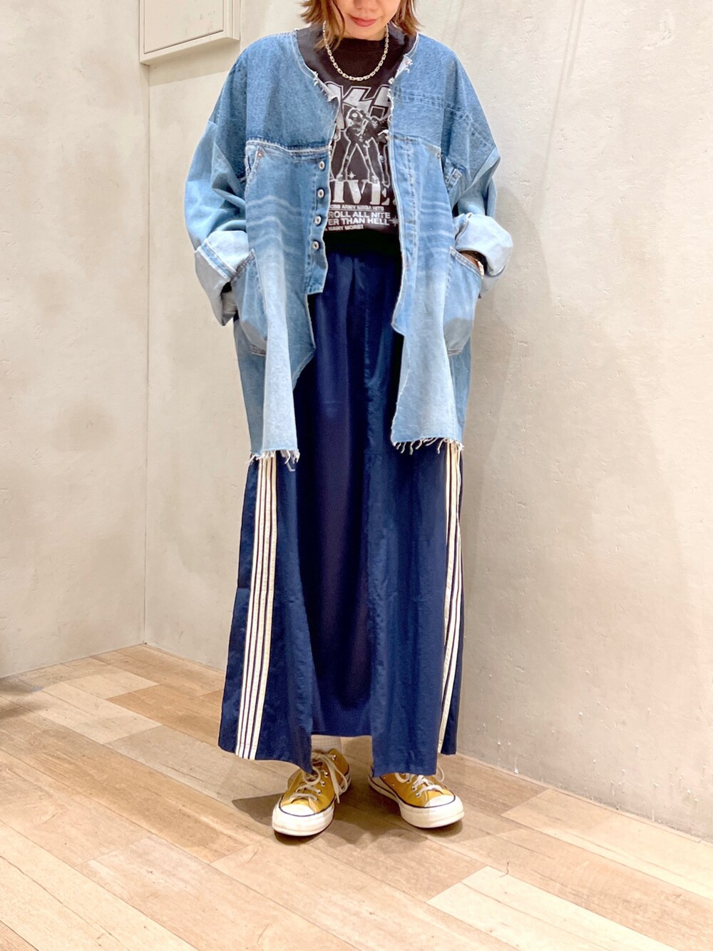「カジュアルコーデ、大人カジュアル、バンドT、スカート、デニムジャケット、リメイク、古着、チャオパニックティピー(CIAOPANIC TYPY)、etsinta、スニーカー、コンバース、高身長女子、骨格ウェーブ、30代コーデ」｜「CIAOPANIC TYPYのアソートバンドTシャツ（Tシャツ/カットソー、グレー系）」を使った、タカシマさん（レディース・169cm）の秋コーディネートの5枚目の写真