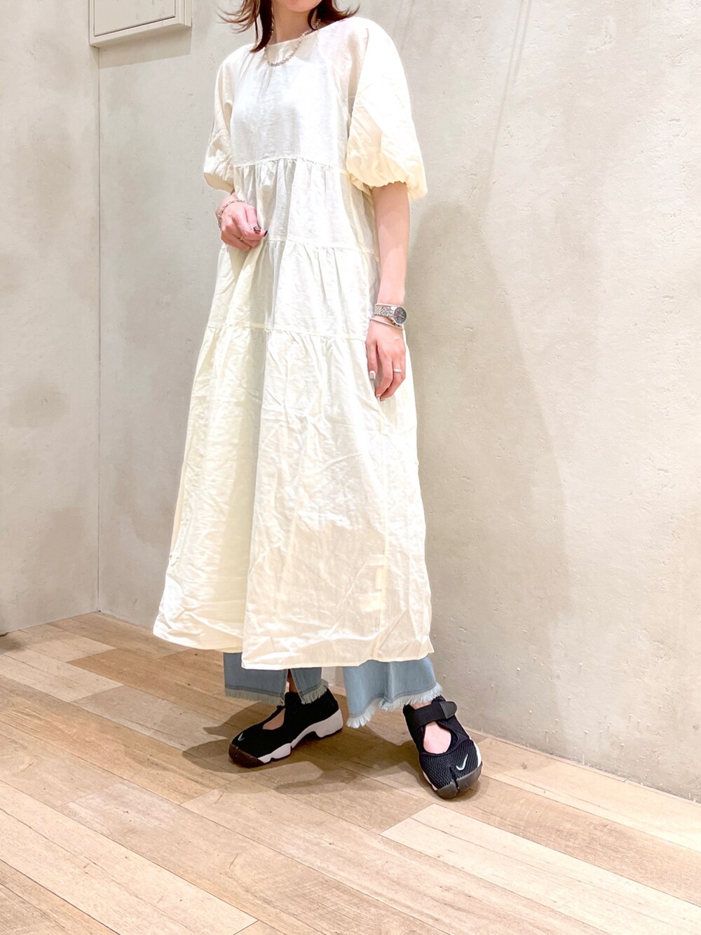 「夏コーデ、大人カジュアル、ワンピース、デニムパンツ、フリンジ、レイヤードスタイル、シンプルコーデ、エアリフト、チャオパニックティピー(CIAOPANIC TYPY)」｜「CIAOPANIC TYPYの麻混3WAYティアードワンピース（ワンピース、ホワイト系）」を使った、タカシマさん（レディース・169cm）の夏コーディネートの2枚目の写真