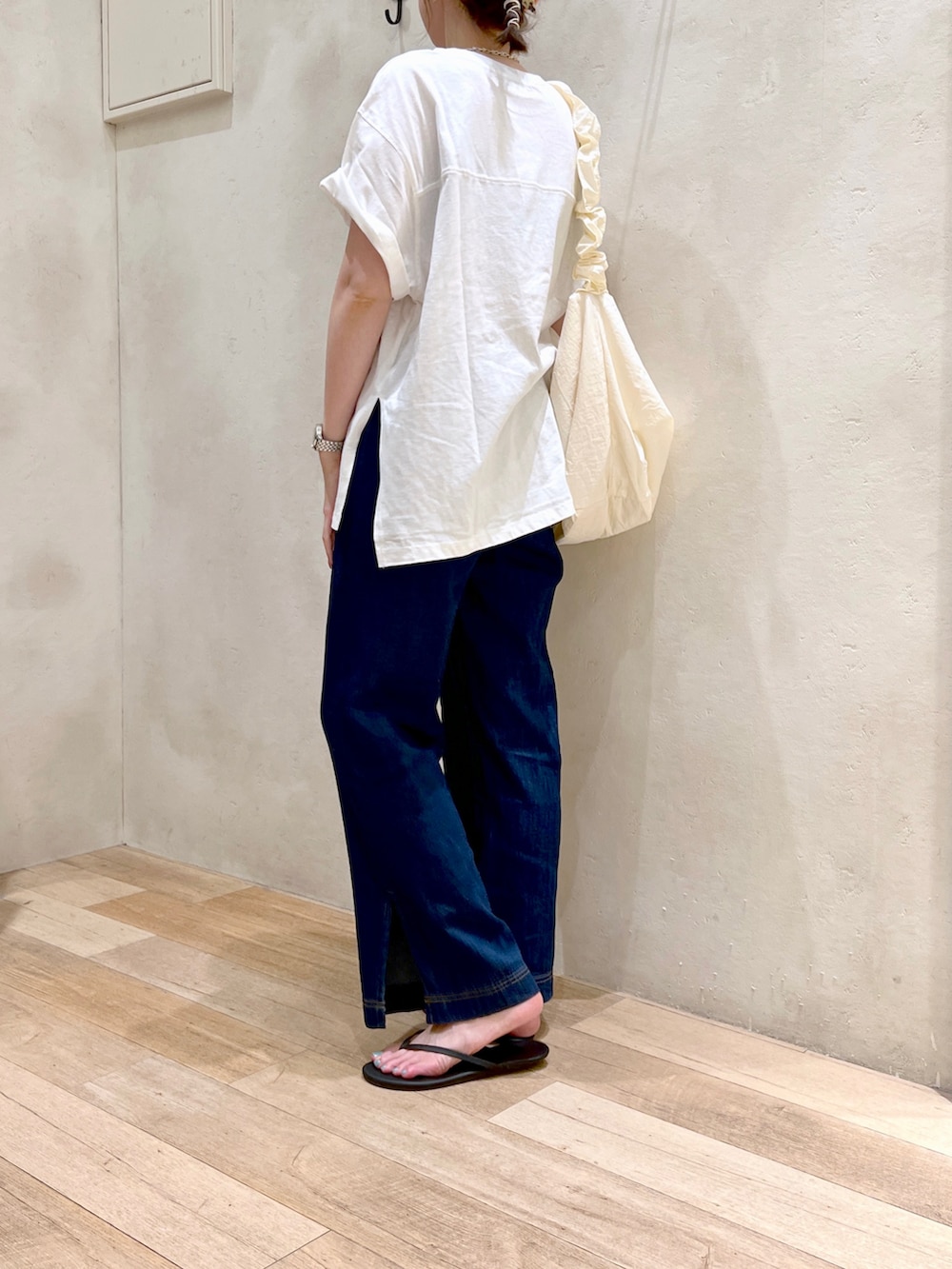 「オトナカジュアル、夏コーデ、シンプルコーデ、楽チンコーデ、ロゴT、デニム、ワイドパンツ、サンダル、ショルダーバッグ、高身長女子、骨格ウェーブ、30代コーデ」｜「CIAOPANIC TYPYのピグメントルーズシルエットロゴプリントTEE（Tシャツ/カットソー、ホワイト系）」を使った、タカシマさん（レディース・169cm）の夏コーディネートの3枚目の写真