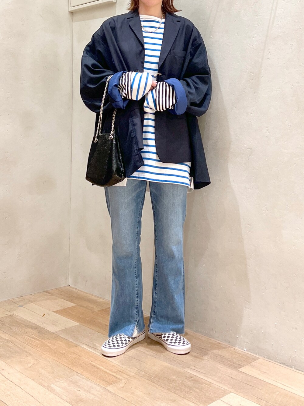 「大人カジュアル、秋服コーデ、ボーダー、デニム、ジャケット、ジャケットスタイル、テーラードジャケット、キラキラ、スニーカー、チャオパニックティピー(CIAOPANIC TYPY)、etsinta、高身長女子、骨格ウェーブ、30代コーデ」｜「etsintaの【etsinta/エシンタ】リメイクテーラードジャケット（テーラードジャケット、ブルー系）」を使った、タカシマさん（レディース・169cm）の秋コーディネートの3枚目の写真