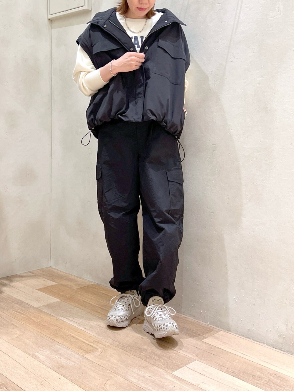 「シンプルコーデ、秋コーデ、大人カジュアル、スウェット、ベスト、カーゴパンツ、ブラック、スニーカー、高身長女子、骨格ウェーブ、30代、重ね着ベストシーズン」｜「CIAOPANIC TYPYのきれいめクロップド丈カレッジスウェット（スウェット、ホワイト系）」を使った、タカシマさん（レディース・169cm）の秋コーディネートの2枚目の写真