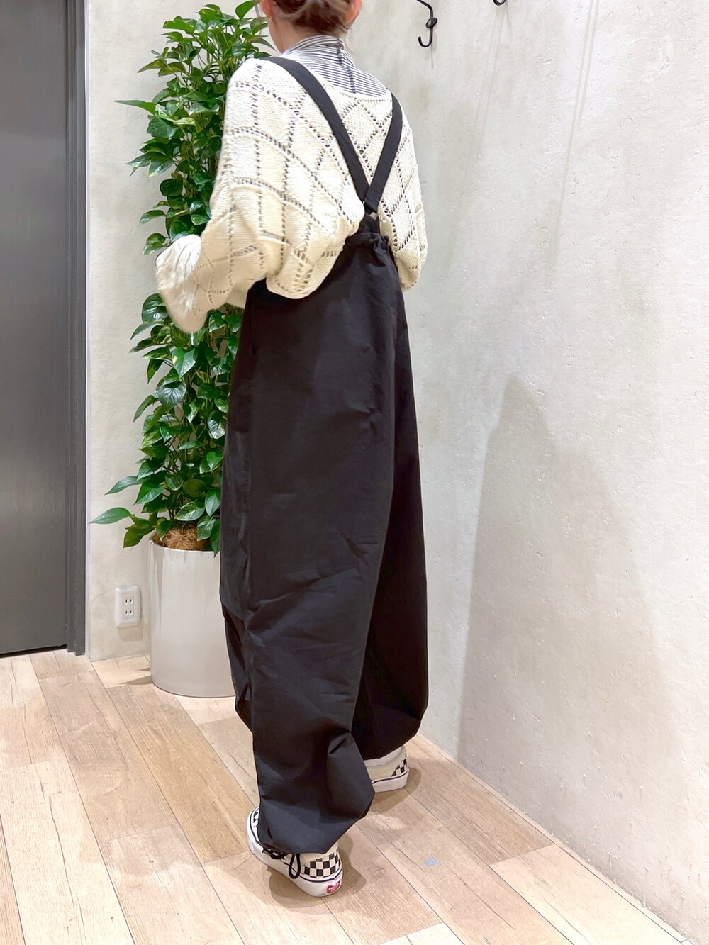 「透かし編みニット、タートルネック、サロペット、パラシュートパンツ、カジュアルコーデ、大人カジュアル、チャオパニックティピー(CIAOPANIC TYPY)、GEVACO、VANS、着回しコーデ、高身長女子、高身長コーデ、骨格ウェーブ、チェッカーフラッグ」｜「CIAOPANIC TYPYの透かし編みニット（ニット/セーター、ホワイト系）」を使った、タカシマさん（レディース・169cm）の冬コーディネートの4枚目の写真