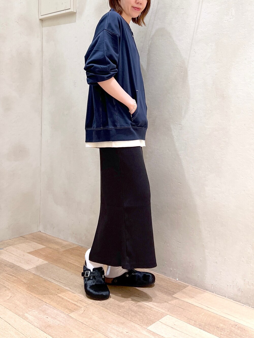 「秋服コーデ、大人カジュアル、シンプルコーデ、ロンT、スカート、リブスカート、レイヤードスタイル、モノトーンコーデ、ショルダーバッグ、チャオパニックティピー(CIAOPANIC TYPY)、ビルケンシュトック、プチプラ、高身長女子、骨格ウェーブ、30代」｜「GUNZEの【GUNZE】配色ステッチコンフォータブルスキッパースウェット（スウェット、ブルー系）」を使った、タカシマさん（レディース・169cm）の秋コーディネートの2枚目の写真