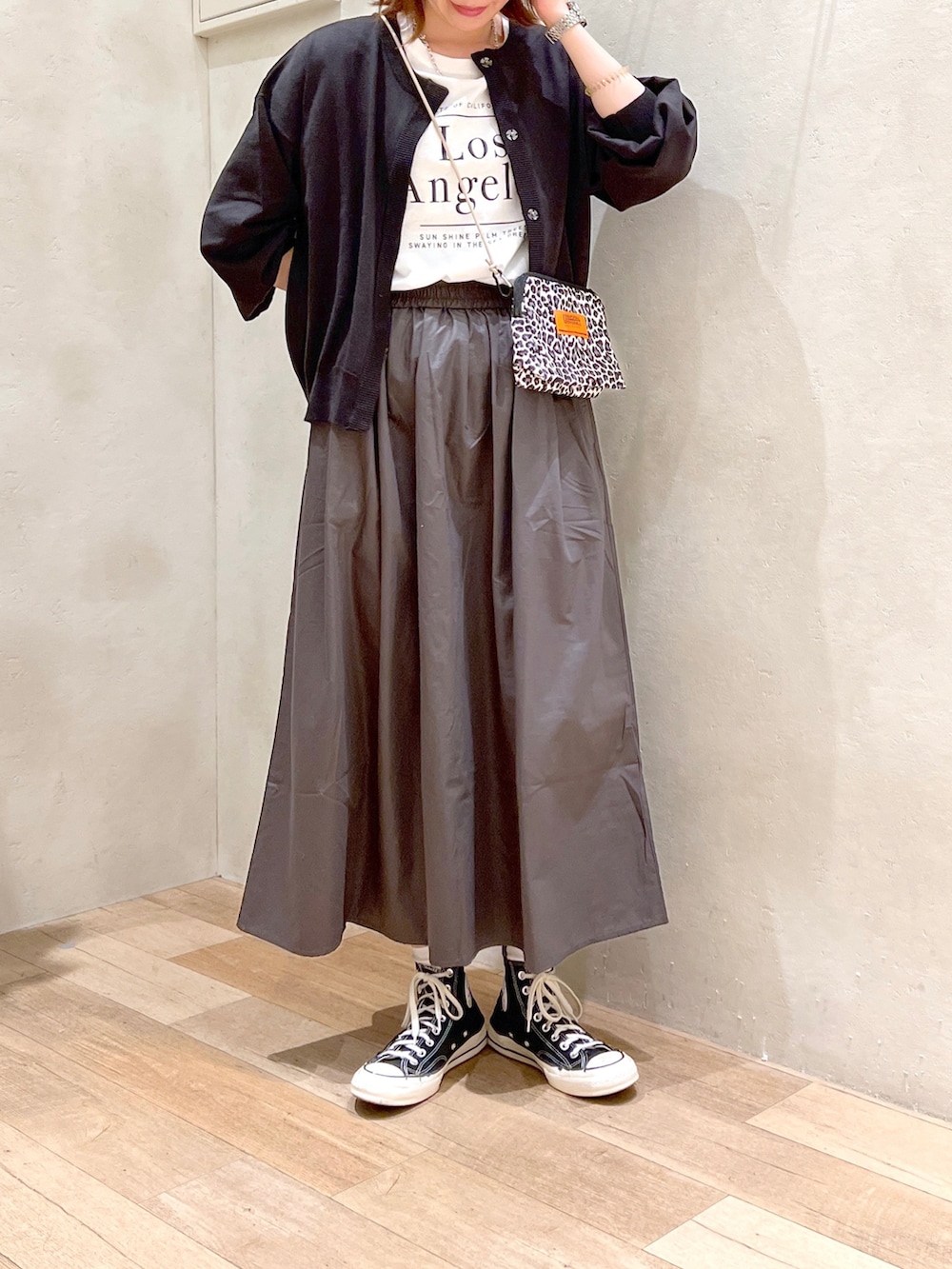 「大人カジュアル、シンプルスタイル、秋コーデ、カーディガン、ロゴT、スカート、スニーカー、オフィスカジュアル、ショルダーバッグ、高身長女子、骨格ウェーブ、30代」｜「CIAOPANIC TYPYのアンチピリングコクーンニットジャケットカーディガン（カーディガン/ボレロ、ブラック系）」を使った、タカシマさん（レディース・169cm）の秋コーディネートの2枚目の写真