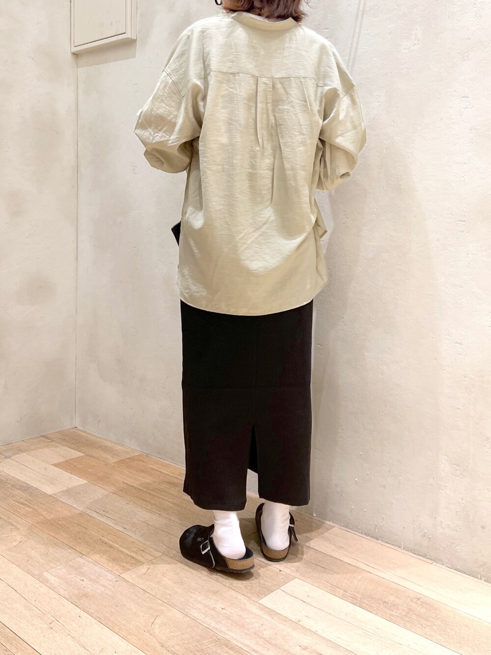 「大人カジュアル、シンプルコーデ、秋コーデ、シャツ、スカート、ミニバッグ、ショルダーバッグ、ミッキー、プチプラ、ビルケンシュトック、チャオパニックティピー(CIAOPANIC TYPY)、高身長女子、骨格ウェーブ、30代コーデ」｜「CIAOPANIC TYPYのシアーボリュームスリーブビッグシャツ（シャツ/ブラウス、グリーン系）」を使った、タカシマさん（レディース・169cm）の秋コーディネートの3枚目の写真