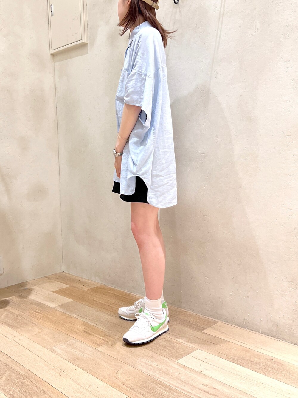 「夏コーデ、シャツ、シンプルコーデ、大人カジュアル、ショートパンツ、ラフ、スニーカー、NIKE、チャオパニックティピー(CIAOPANIC TYPY)、高身長女子、骨格ウェーブ、30代コーデ」｜「CIAOPANIC TYPYのリネンレーヨンドルマンブラウス（シャツ/ブラウス、ブルー系）」を使った、タカシマさん（レディース・169cm）の夏コーディネートの3枚目の写真