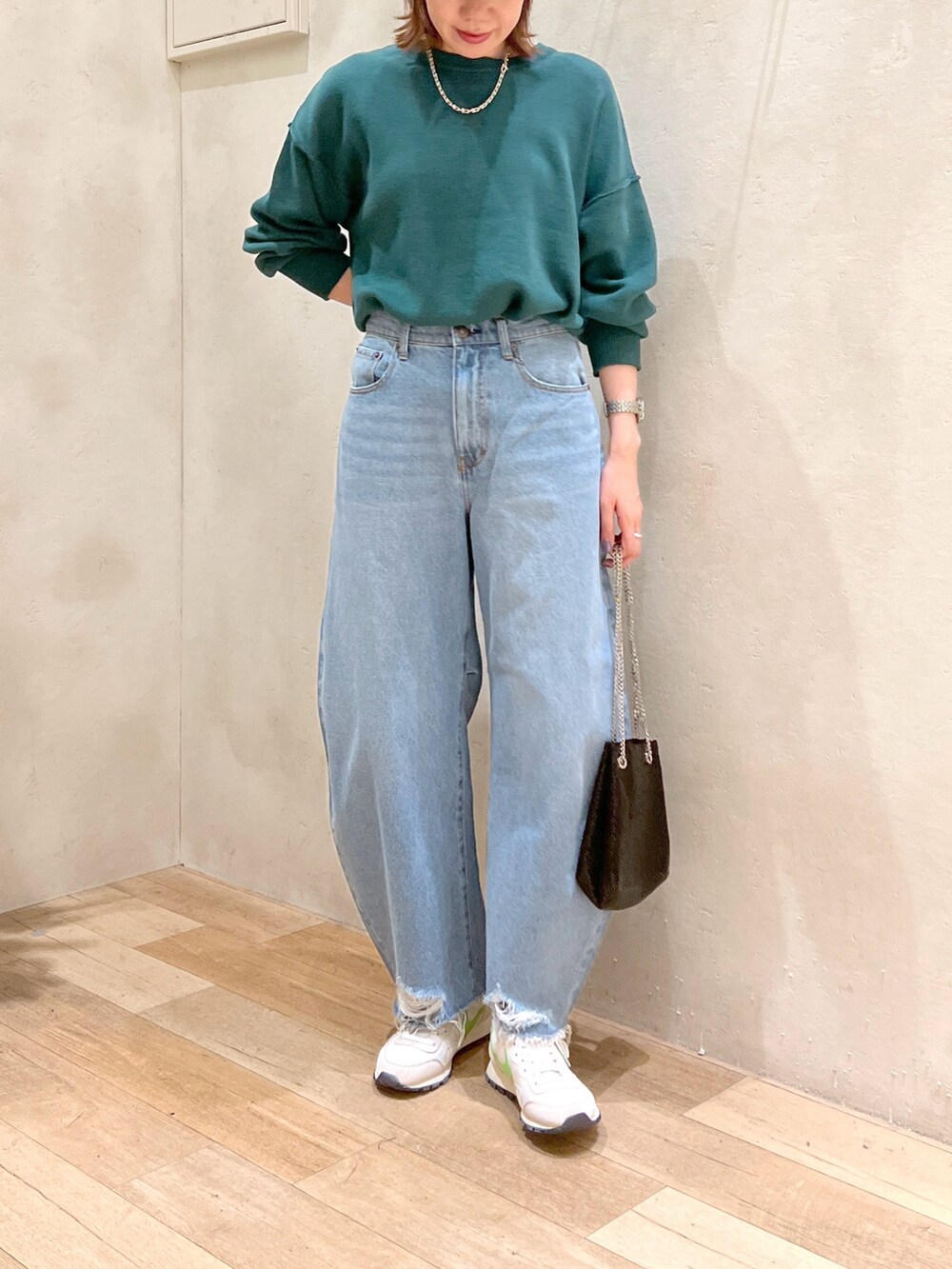 「秋コーデ、大人カジュアル、シンプルコーデ、ニット、コットンニット、デニム、カーブデニム、ショルダーバッグ、プチプラ、高身長女子、骨格ウェーブ、30代」｜「CIAOPANIC TYPYのメタルメッシュ巾着BAG（ショルダーバッグ、ブラック系）」を使った、タカシマさん（レディース・169cm）の秋コーディネートの2枚目の写真