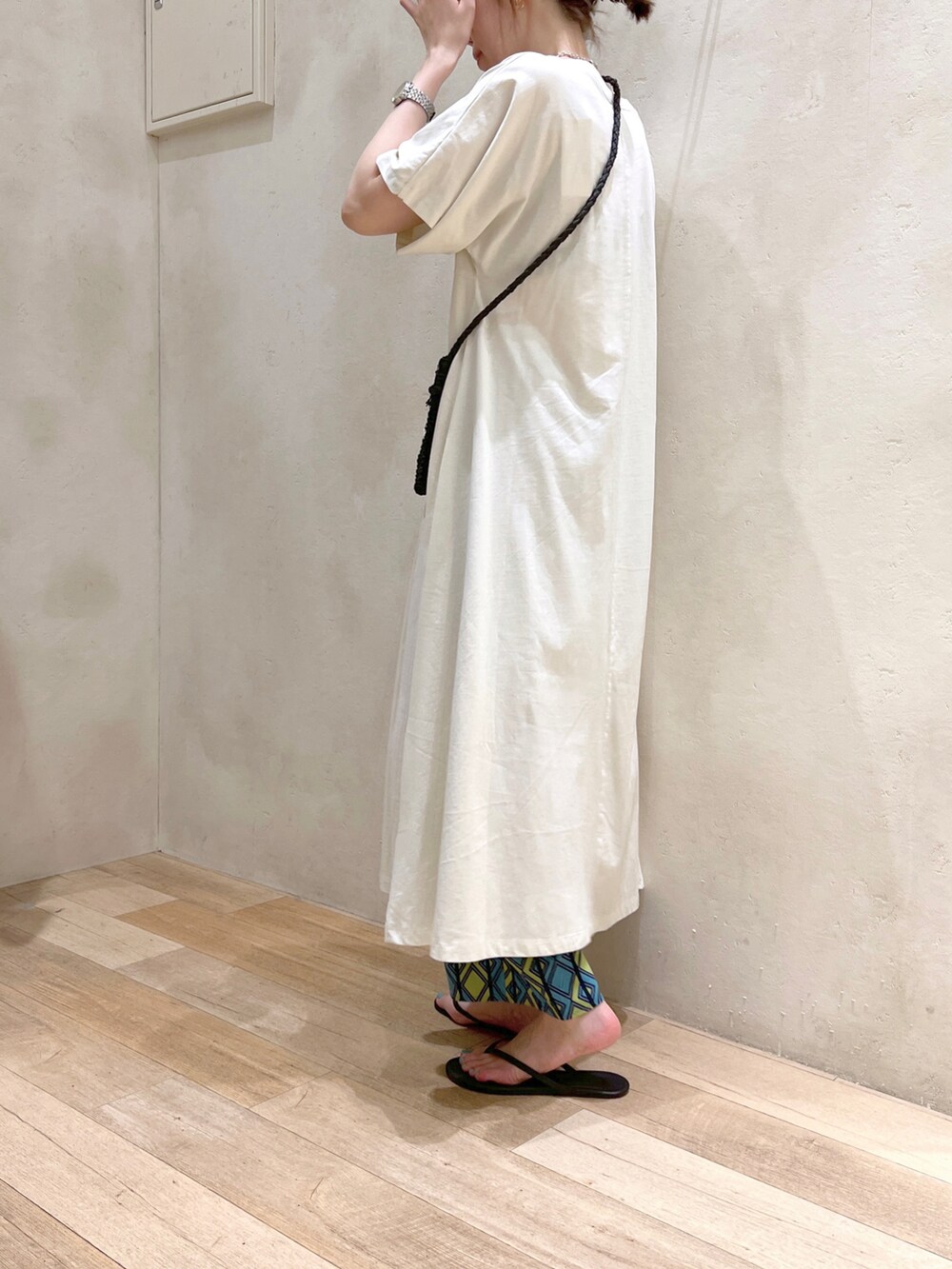 「休日コーデ、楽チンコーデ、大人カジュアル、ワンピース、イージーパンツ、柄パンツ、サンダル、ロングワンピース、淡色コーデ、高身長女子、骨格ウェーブ、30代コーデ」｜「CIAOPANIC TYPYのバイオ加工スタイルカバーワンピース（ワンピース、ホワイト系）」を使った、タカシマさん（レディース・169cm）の夏コーディネートの3枚目の写真