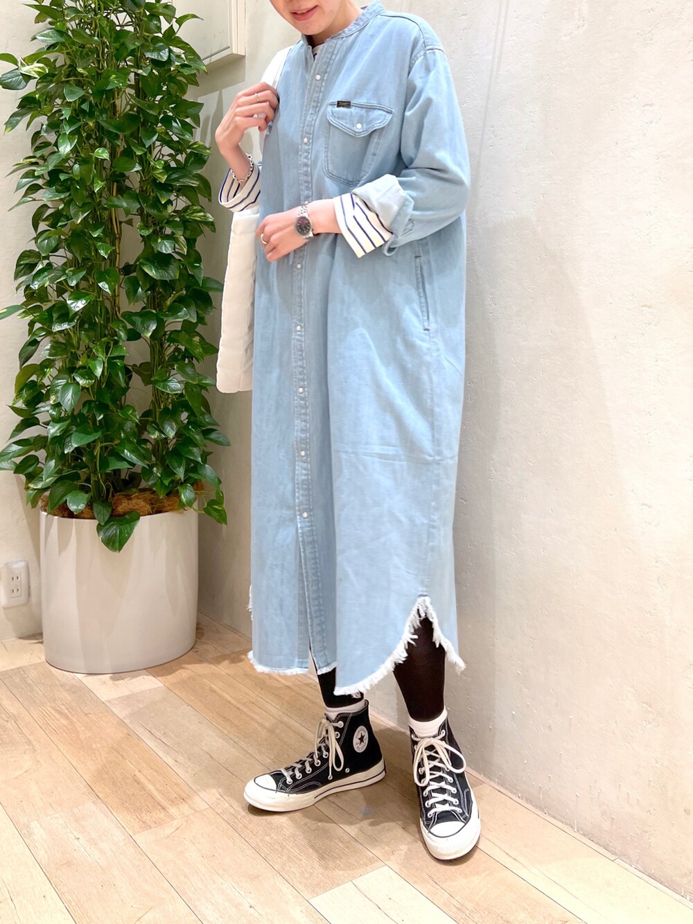「オトナカジュアル、春コーデ、Lee、デニム、シャツワンピ、デニムコーデ、トートバッグ、ボーダートップス、シンプルコーデ、コンバース、スニーカーコーデ、高身長女子、高身長コーデ、骨格ウェーブ、着回しコーデ」｜「CIAOPANIC TYPYの【Lee/リー】別注デニムシャツロングワンピース（ワンピース、ブルー系）」を使った、タカシマさん（レディース・169cm）の春コーディネートの2枚目の写真