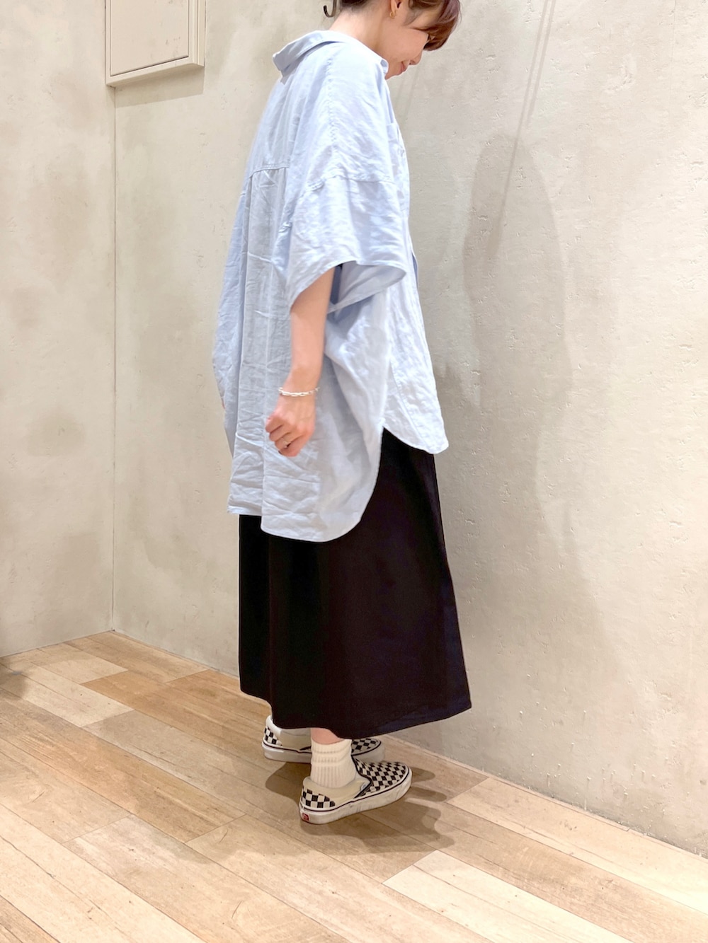 「夏コーデ、大人カジュアル、ワンピース、シャツコーデ、ラフ、楽チンコーデ、休日コーデ、スニーカー、VANS、チャオパニックティピー(CIAOPANIC TYPY)、骨格ウェーブ、高身長女子、30代コーデ」｜「CIAOPANIC TYPYの【india】ウエストギャザーワンピ（ワンピース、ブラック系）」を使った、タカシマさん（レディース・169cm）の夏コーディネートの3枚目の写真
