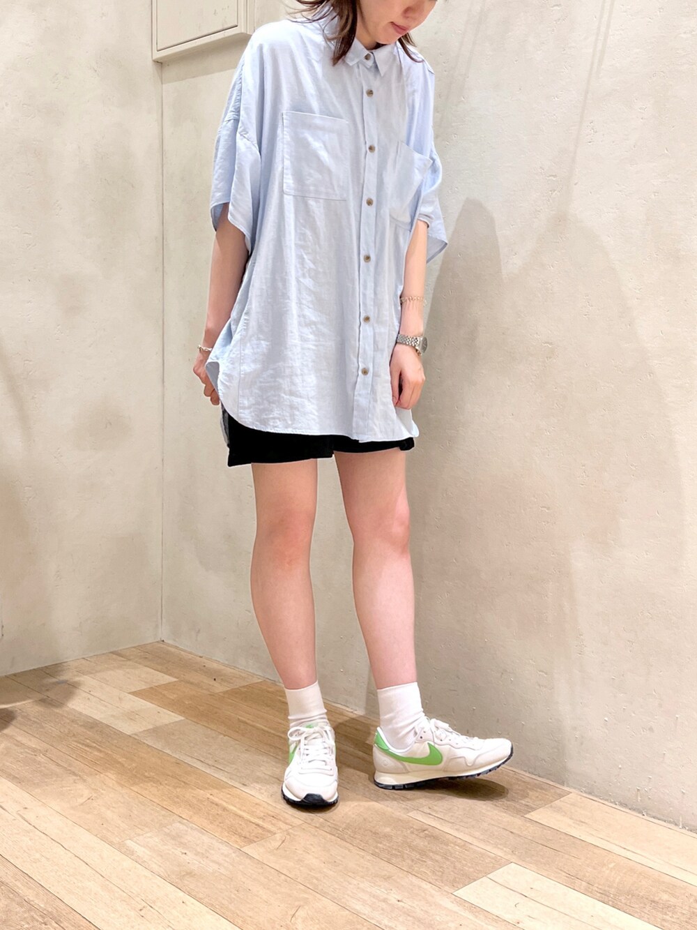 「夏コーデ、シャツ、シンプルコーデ、大人カジュアル、ショートパンツ、ラフ、スニーカー、NIKE、チャオパニックティピー(CIAOPANIC TYPY)、高身長女子、骨格ウェーブ、30代コーデ」｜「CIAOPANIC TYPYのリネンレーヨンドルマンブラウス（シャツ/ブラウス、ブルー系）」を使った、タカシマさん（レディース・169cm）の夏コーディネートの2枚目の写真