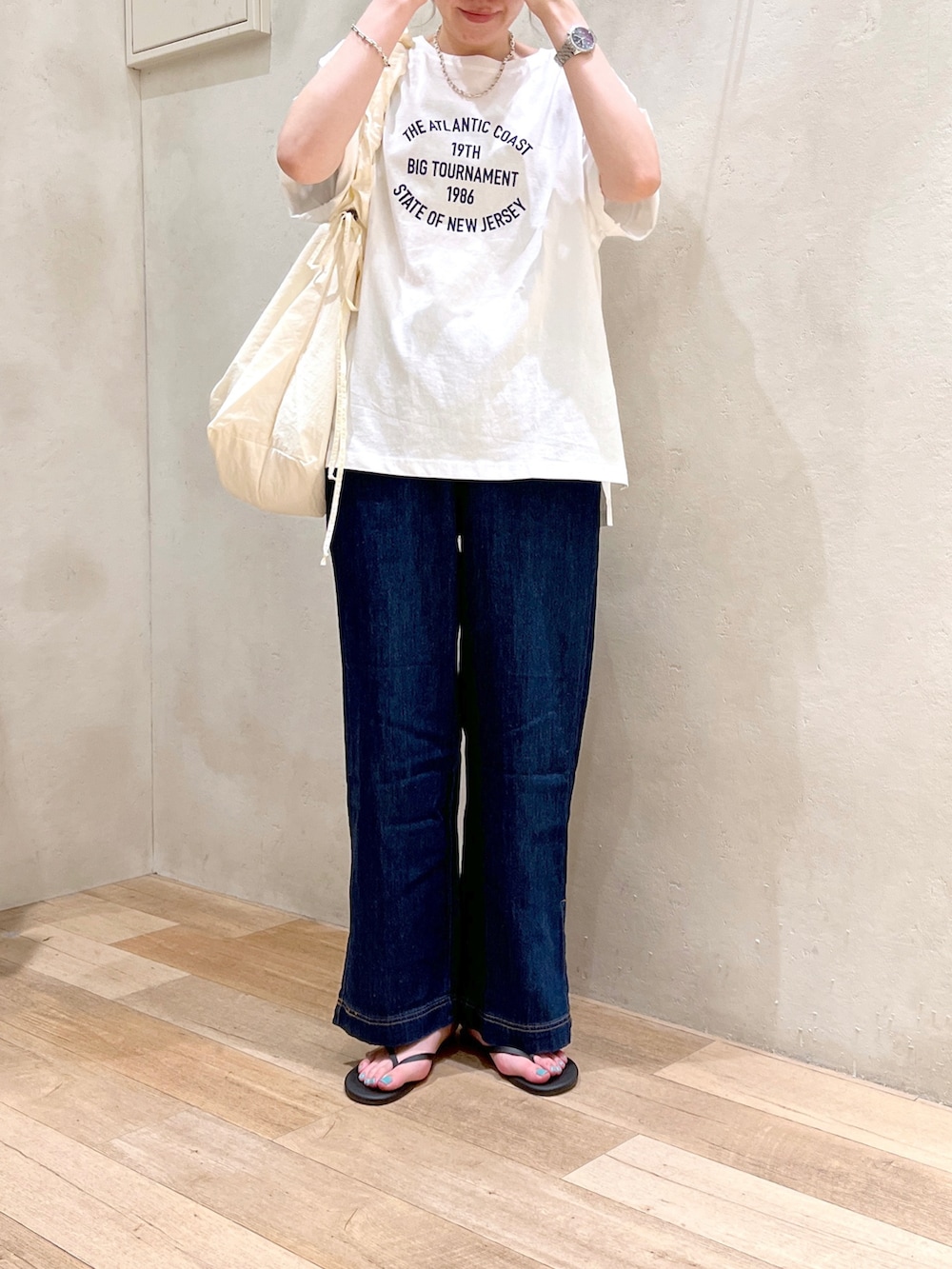 「オトナカジュアル、夏コーデ、シンプルコーデ、楽チンコーデ、ロゴT、デニム、ワイドパンツ、サンダル、ショルダーバッグ、高身長女子、骨格ウェーブ、30代コーデ」｜「CIAOPANIC TYPYのピグメントルーズシルエットロゴプリントTEE（Tシャツ/カットソー、ホワイト系）」を使った、タカシマさん（レディース・169cm）の夏コーディネートの2枚目の写真