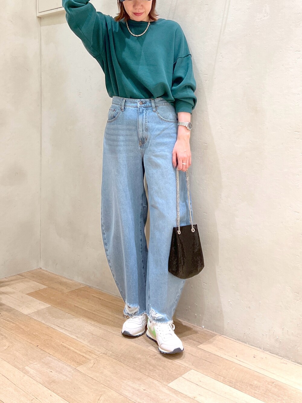 「秋コーデ、大人カジュアル、シンプルコーデ、ニット、コットンニット、デニム、カーブデニム、ショルダーバッグ、プチプラ、高身長女子、骨格ウェーブ、30代」｜「CIAOPANIC TYPYのメタルメッシュ巾着BAG（ショルダーバッグ、ブラック系）」を使った、タカシマさん（レディース・169cm）の秋コーディネートの5枚目の写真