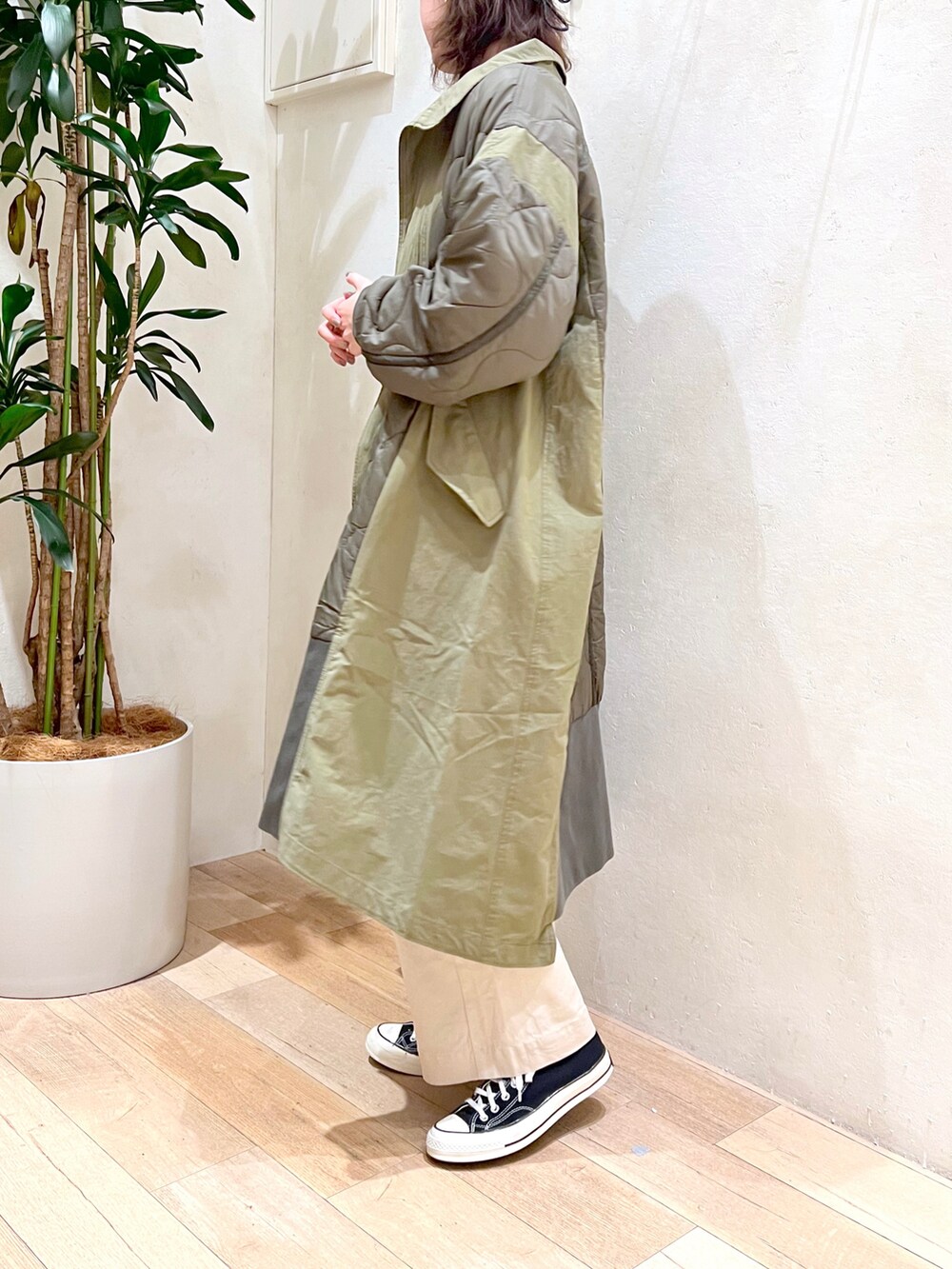 グリーン系のその他アウター、グレー系のその他パンツ、ホワイト系のニット/セーターを着用したレディースの秋コーディネートの2枚目の写真