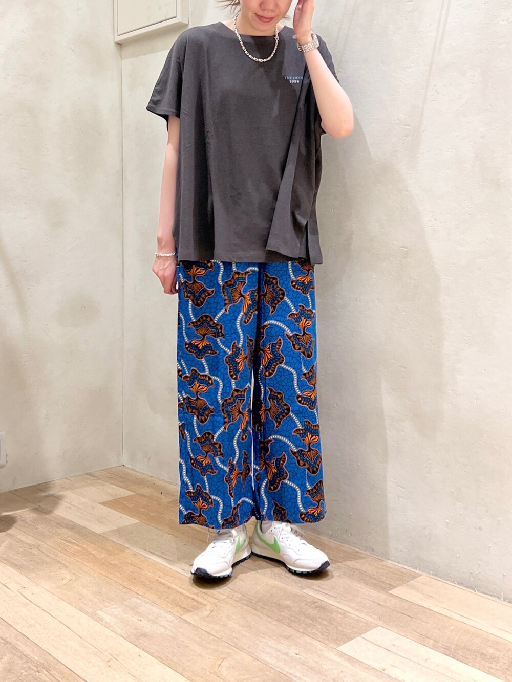 「夏コーデ、休日スタイル、楽チンコーデ、大人カジュアル、プリントT、イージーパンツ、柄パンツ、NIKE、スニーカー、チャオパニックティピー(CIAOPANIC TYPY)、高身長女子、骨格ウェーブ、30代コーデ」｜「CIAOPANIC TYPYの綿麻バックプリントBIGTEE（Tシャツ/カットソー、グレー系）」を使った、タカシマさん（レディース・169cm）の夏コーディネートの4枚目の写真