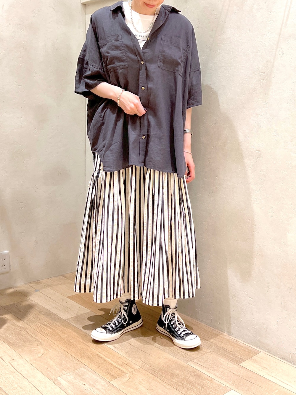 「大人カジュアル、シンプルコーデ、モノトーン、シャツスタイル、ストライプ、ロゴT、コンバース、スニーカーコーデ、チャオパニックティピー(CIAOPANIC TYPY)、高身長女子、30代コーデ」｜「CIAOPANIC TYPYのUSAコットンロゴプリントノースリTEE（Tシャツ/カットソー、ホワイト系）」を使った、タカシマさん（レディース・169cm）の夏コーディネートの2枚目の写真