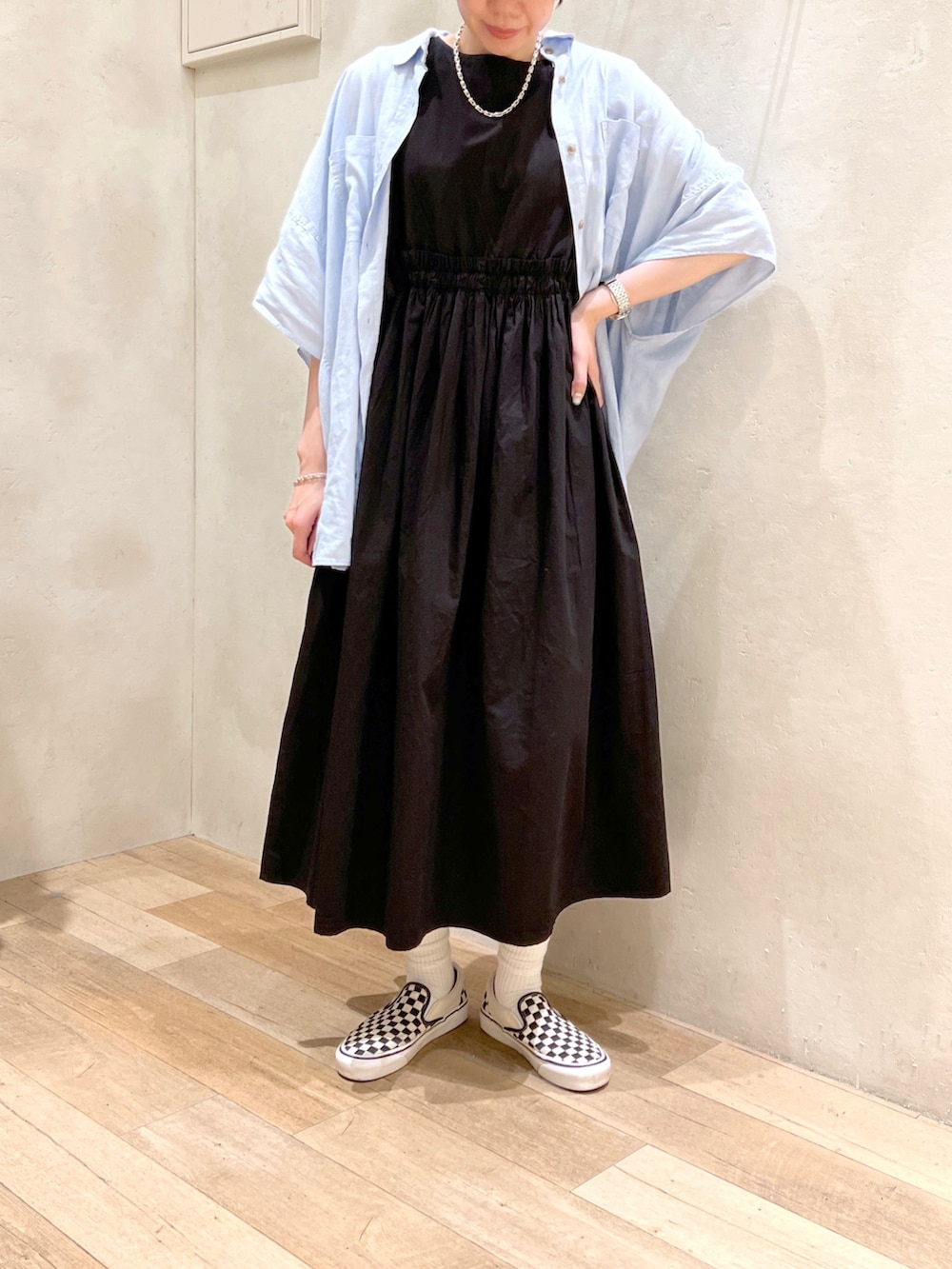 「夏コーデ、大人カジュアル、ワンピース、シャツコーデ、ラフ、楽チンコーデ、休日コーデ、スニーカー、VANS、チャオパニックティピー(CIAOPANIC TYPY)、骨格ウェーブ、高身長女子、30代コーデ」｜「CIAOPANIC TYPYの【india】ウエストギャザーワンピ（ワンピース、ブラック系）」を使った、タカシマさん（レディース・169cm）の夏コーディネートの4枚目の写真