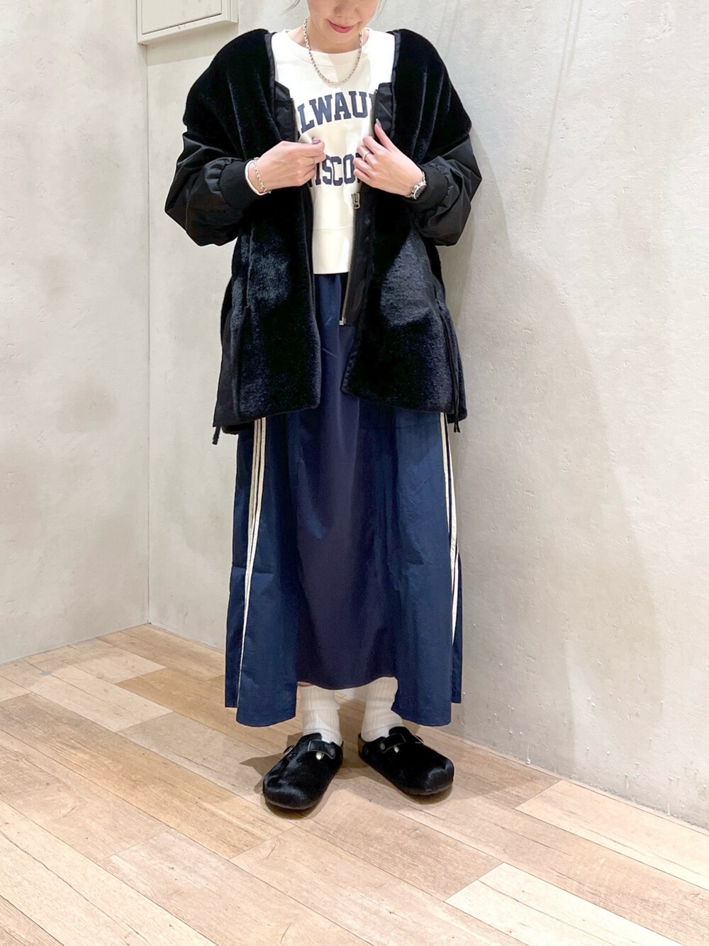 「大人カジュアル、シンプルコーデ、スウェット、スカート、ジャケット、ファーコート、リメイク、チャオパニックティピー(CIAOPANIC TYPY)、etsinta、高身長女子、骨格ウェーブ、30代」｜「CIAOPANIC TYPYのきれいめクロップド丈カレッジスウェット（スウェット、ホワイト系）」を使った、タカシマさん（レディース・169cm）の秋コーディネートの2枚目の写真