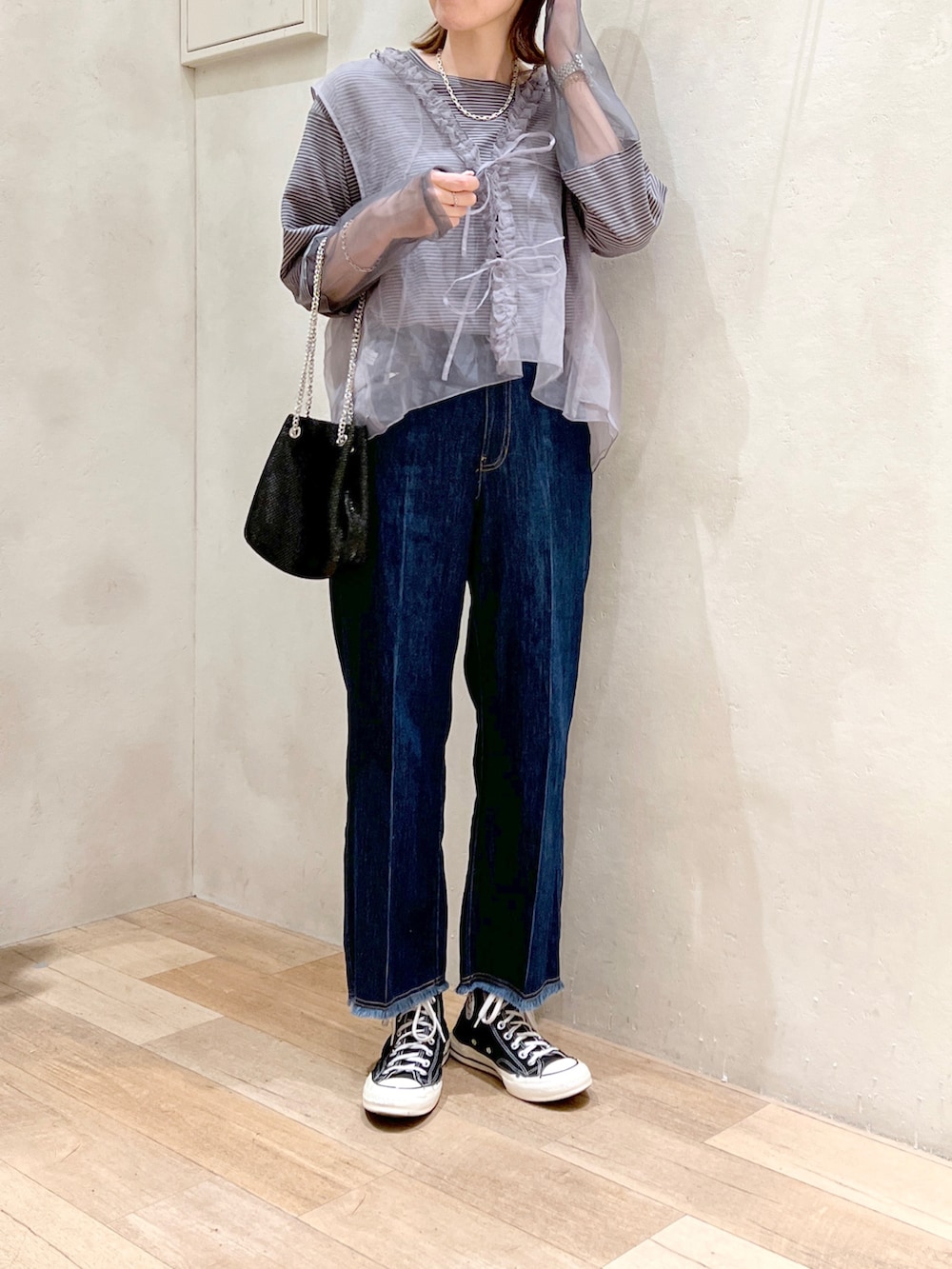 「大人カジュアル、初秋コーデ、秋コーデ、ロンT、ボーダー、シアートップス、オーガンジー、ベスト、デニム、ショルダーバッグ、ビーニー、チャオパニックティピー(CIAOPANIC TYPY)、高身長女子、骨格ウェーブ、30代コーデ」｜「CIAOPANIC TYPYのオーガンジーマルチウェイベスト（ベスト、グレー系）」を使った、タカシマさん（レディース・169cm）の秋コーディネートの5枚目の写真