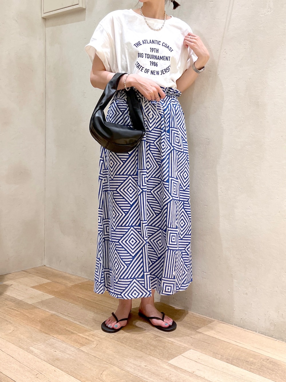 「大人カジュアル、休日スタイル、サンダル、楽ちんコーデ、ハンドバッグ、白Tシャツ、バティック柄、Tシャツ、スカート、高身長女子、骨格ウェーブ、30代コーデ」｜「CIAOPANIC TYPYのピグメントルーズシルエットロゴプリントTEE（Tシャツ/カットソー、ホワイト系）」を使った、タカシマさん（レディース・169cm）の夏コーディネートの2枚目の写真