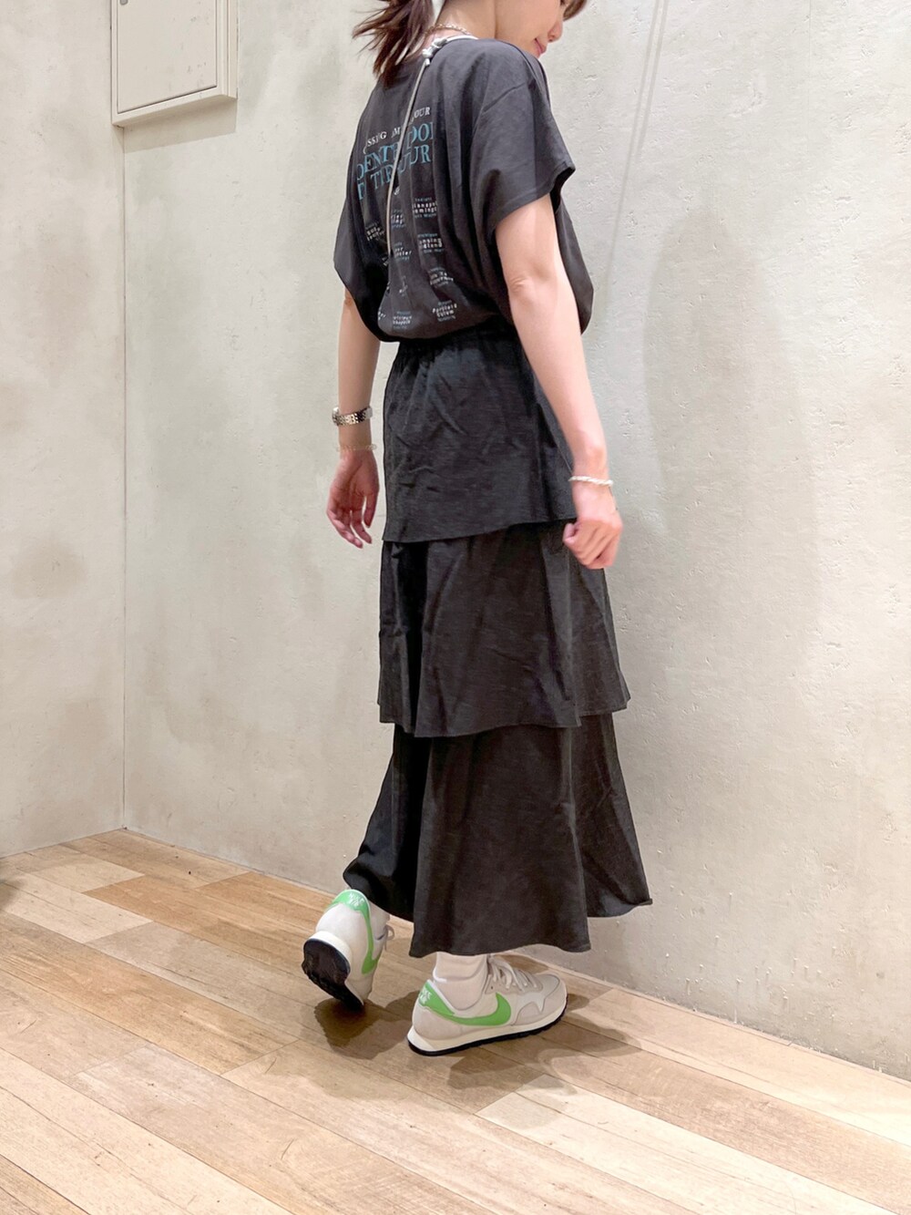「夏コーデ、ラクチンコーデ、大人カジュアル、ワントーンコーデ、バックプリント、ティアードスカート、リネン、スニーカー、NIKE、チャオパニックティピー(CIAOPANIC TYPY)、ショルダーバッグ、高身長女子、骨格ウェーブ、30代コーデ」｜「CIAOPANIC TYPYの綿麻バックプリントBIGTEE（Tシャツ/カットソー、グレー系）」を使った、タカシマさん（レディース・169cm）の夏コーディネートの4枚目の写真