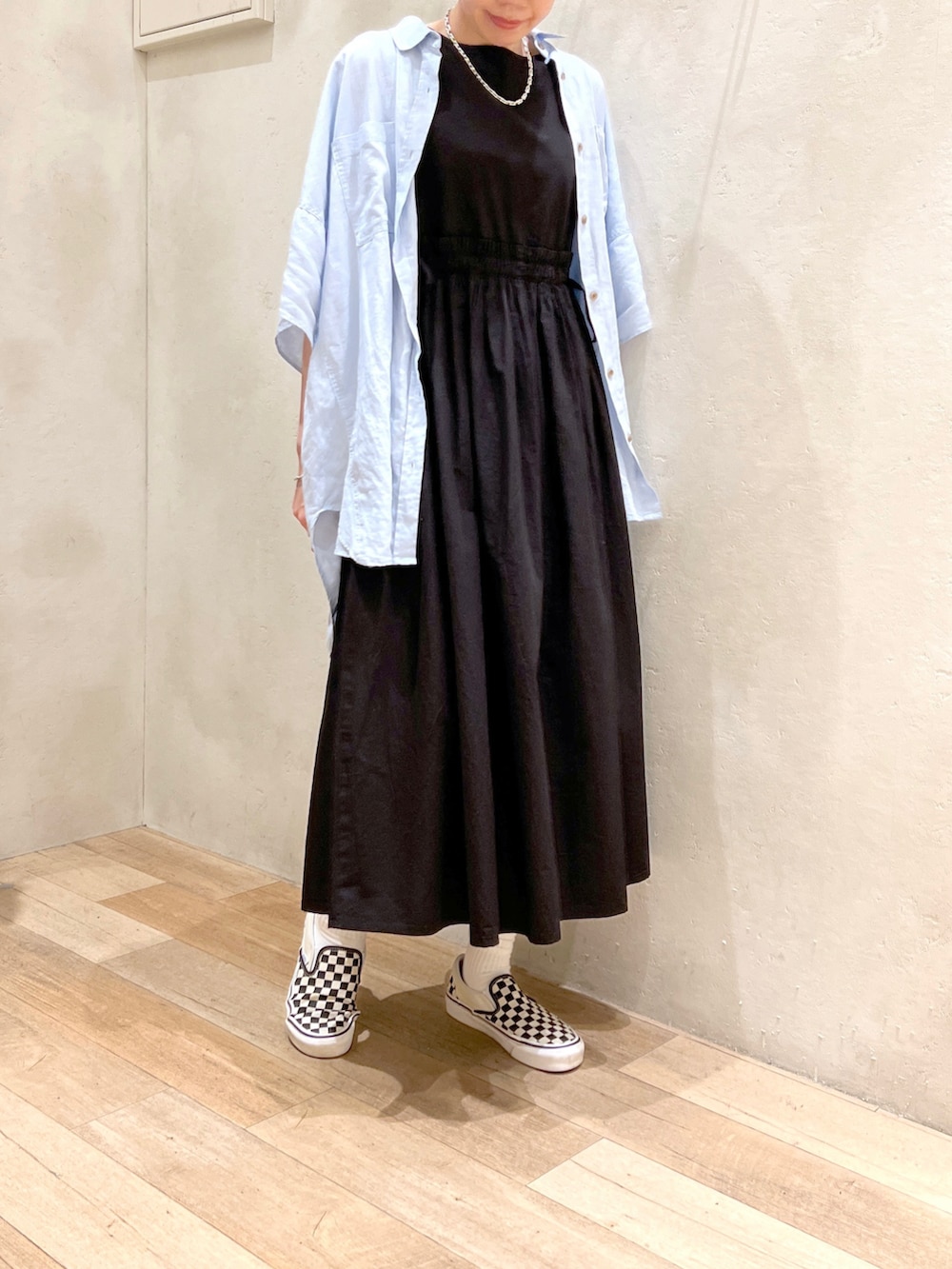 「夏コーデ、大人カジュアル、ワンピース、シャツコーデ、ラフ、楽チンコーデ、休日コーデ、スニーカー、VANS、チャオパニックティピー(CIAOPANIC TYPY)、骨格ウェーブ、高身長女子、30代コーデ」｜「CIAOPANIC TYPYの【india】ウエストギャザーワンピ（ワンピース、ブラック系）」を使った、タカシマさん（レディース・169cm）の夏コーディネートの2枚目の写真