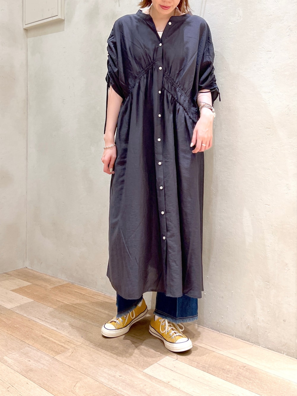 「大人カジュアル、秋コーデ、秋服準備はじめました、ワンピース、シャツワンピ、デニム、スニーカー、チャオパニックティピー(CIAOPANIC TYPY)、コンバース、高身長女子、骨格ウェーブ、30代コーデ」｜「CIAOPANIC TYPYの3WAYシアーリネンギャザーワンピース（ワンピース、グレー系）」を使った、タカシマさん（レディース・169cm）の秋コーディネートの2枚目の写真