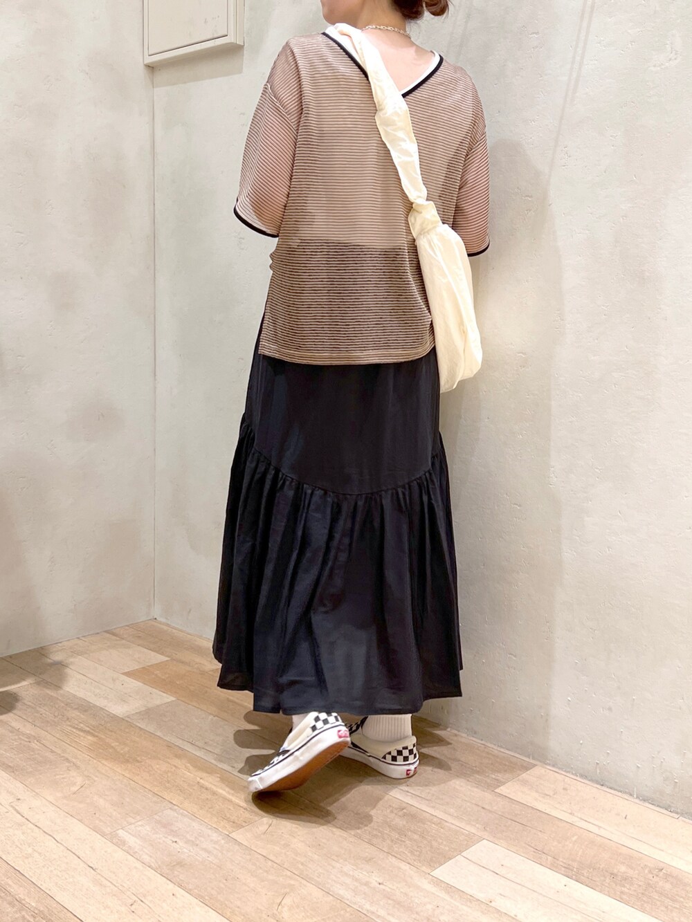 「夏コーデ、シンプルコーデ、大人カジュアル、シアートップス、透け感、スカート、ショルダーバッグ、スニーカー、VANS、チャオパニックティピー(CIAOPANIC TYPY)、高身長女子、骨格ウェーブ、30代コーデ」｜「CIAOPANIC TYPYの□【ヒルナンデス/伊藤舞アナ着用アイテム】2WAY配色ステッチリブタンクトップ（タンクトップ、ホワイト系）」を使った、タカシマさん（レディース・169cm）の夏コーディネートの4枚目の写真