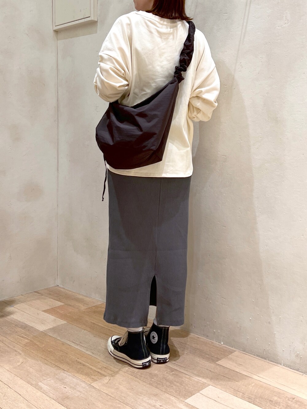 「秋服コーデ、秋服まるっと大公開、大人カジュアル、ラクチンコーデ、スウェット、ロゴT、タイトスカート、ショルダーバッグ、プチプラ、高身長女子、骨格ウェーブ、30代」｜「CIAOPANIC TYPYのオーバールーズ裾ラウンドスウェTEE（Tシャツ/カットソー、ホワイト系）」を使った、タカシマさん（レディース・169cm）の秋コーディネートの4枚目の写真