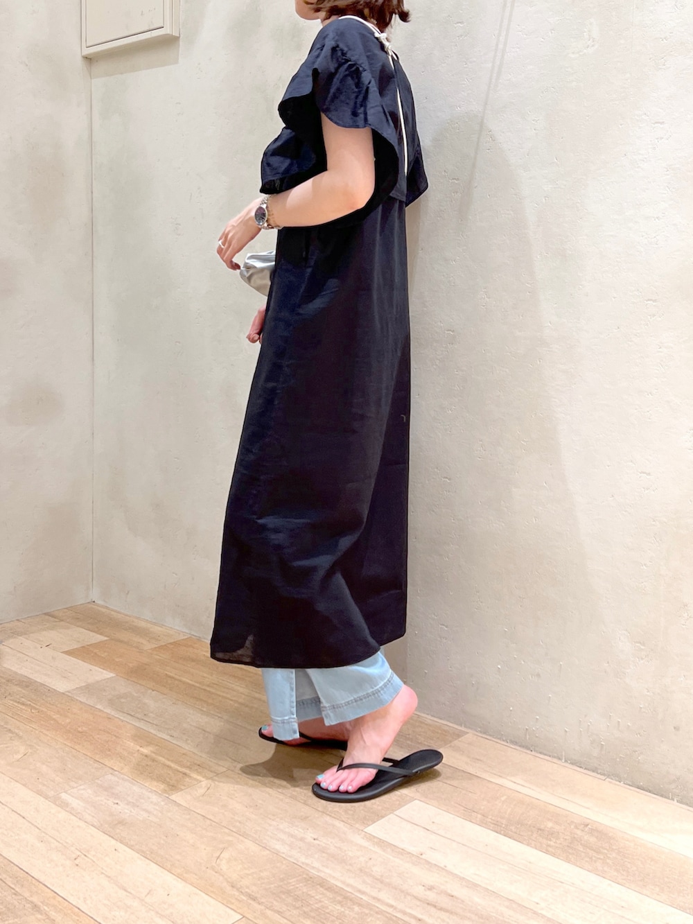 「アツいコーデ全部見せ、お出かけコーデ、大人カジュアル、ワンピース、キャミワンピ、デニム、ショート丈トップス、ショルダーバッグ、高身長女子、骨格ウェーブ、30代コーデ」｜「CIAOPANIC TYPYの綿麻デニムイージーパンツ（デニムパンツ、ブルー系）」を使った、タカシマさん（レディース・169cm）の夏コーディネートの3枚目の写真