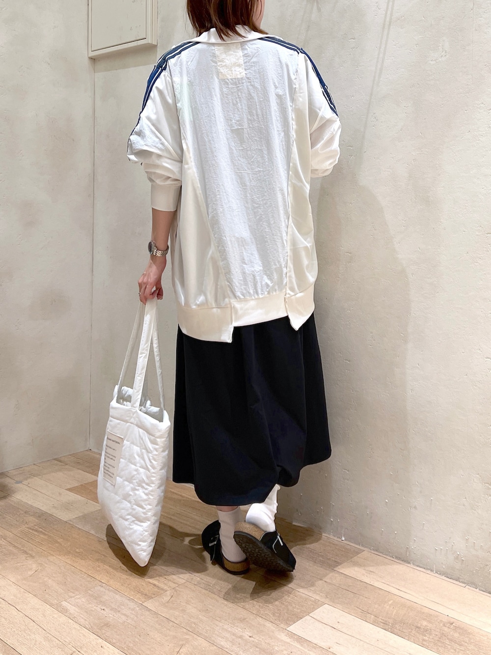 「秋コーデ、大人カジュアル、簡単コーデ、ワンピース、トラックジャケット、ジャージ、トートバッグ、モノトーン、チャオパニックティピー(CIAOPANIC TYPY)、etsinta、ビルケンシュトック、プチプラ、高身長女子、骨格ウェーブ、30代」｜「etsintaの【新色追加】【etsinta/エシンタ】リメイクジャージトラックジャケット（ジャージ、ホワイト系）」を使った、タカシマさん（レディース・169cm）の秋コーディネートの4枚目の写真