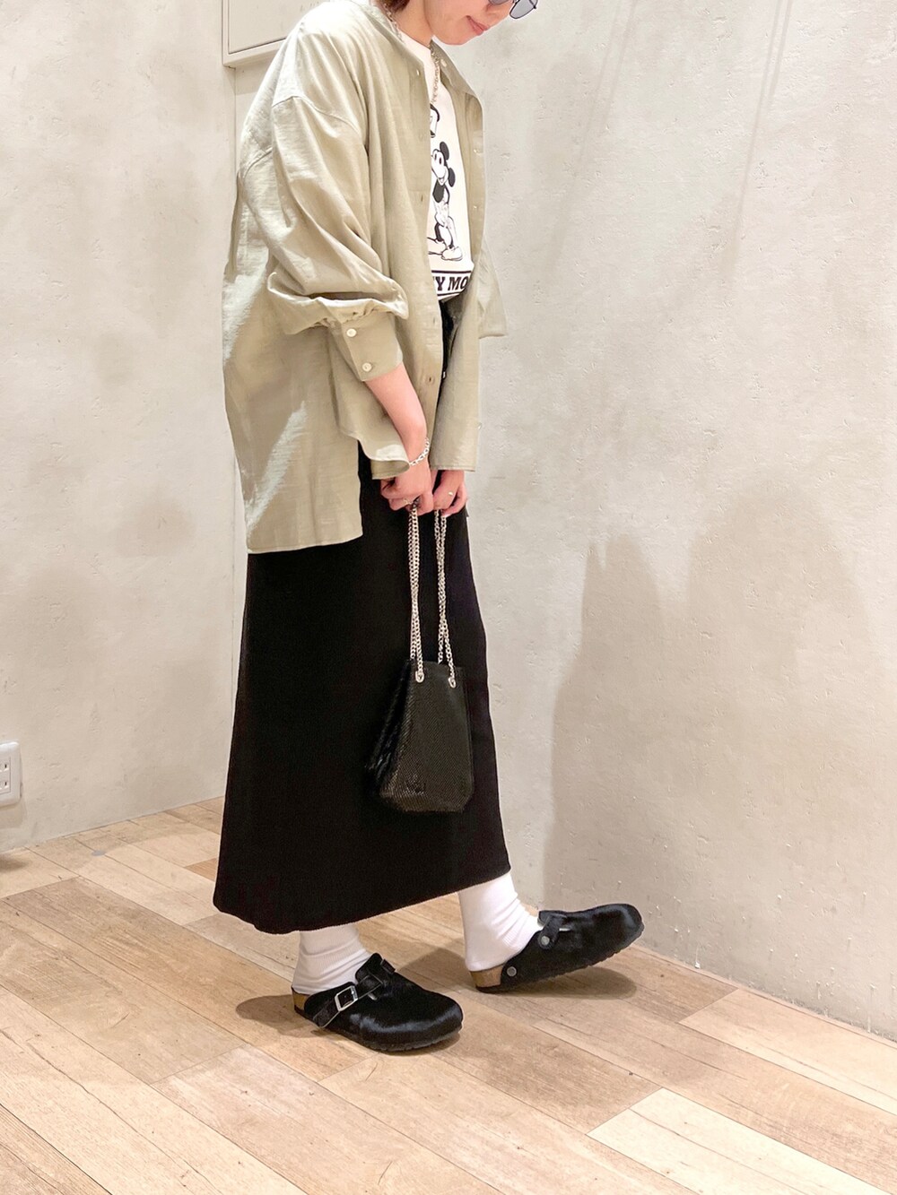 「大人カジュアル、シンプルコーデ、秋コーデ、シャツ、スカート、ミニバッグ、ショルダーバッグ、ミッキー、プチプラ、ビルケンシュトック、チャオパニックティピー(CIAOPANIC TYPY)、高身長女子、骨格ウェーブ、30代コーデ」｜「CIAOPANIC TYPYのシアーボリュームスリーブビッグシャツ（シャツ/ブラウス、グリーン系）」を使った、タカシマさん（レディース・169cm）の秋コーディネートの4枚目の写真