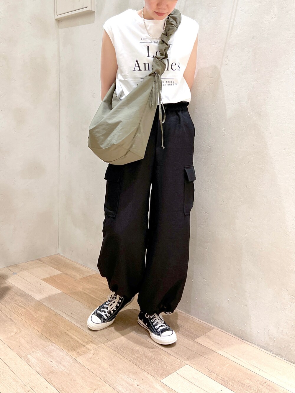 「夏コーデ、大人カジュアル、シンプルコーデ、ノースリーブ、ロゴT、カーゴパンツ、ハイウエスト、ショルダーバッグ、トレンド、骨格ウェーブ、高身長女子、30代コーデ、チャオパニックティピー(CIAOPANIC TYPY)、スニーカー、みんなの白Tフェス」｜「CIAOPANIC TYPYのUSAコットンロゴプリントノースリTEE（Tシャツ/カットソー、ホワイト系）」を使った、タカシマさん（レディース・169cm）の夏コーディネートの2枚目の写真